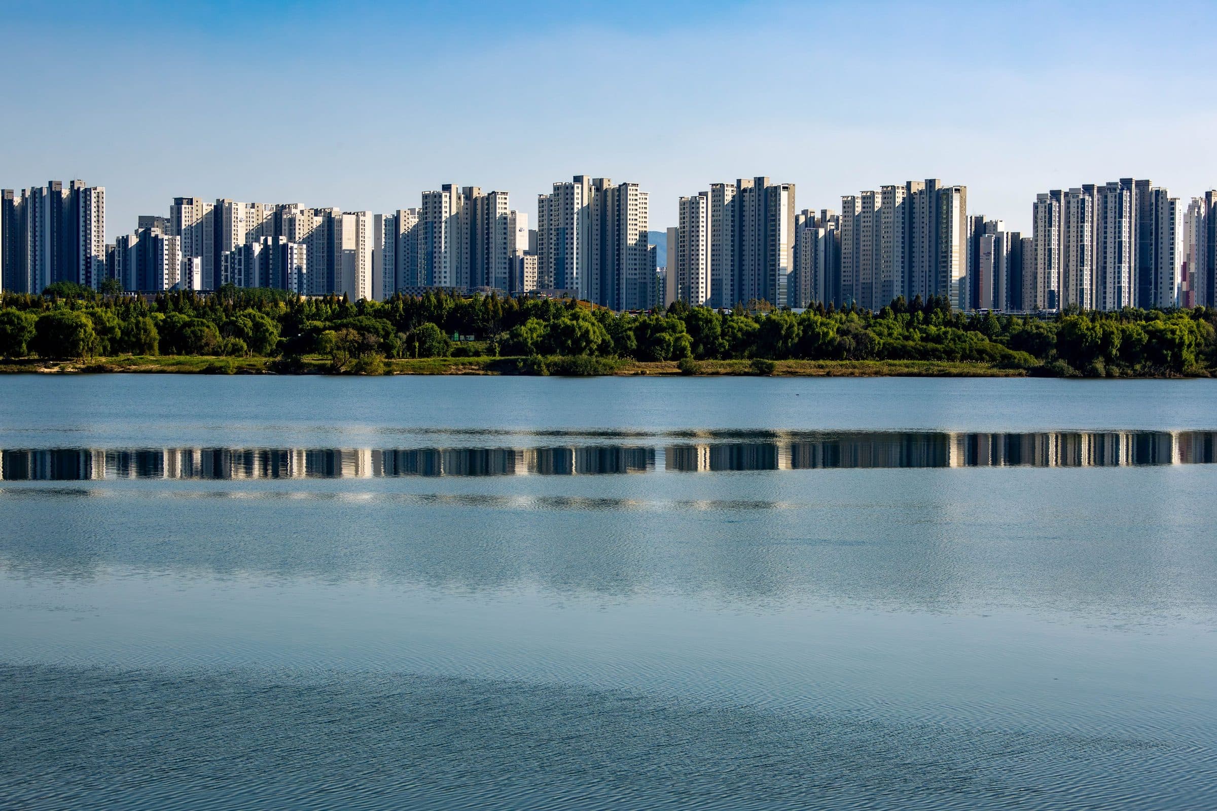 Edifícios residenciais modernos refletidos nas águas do Rio Han em Seul