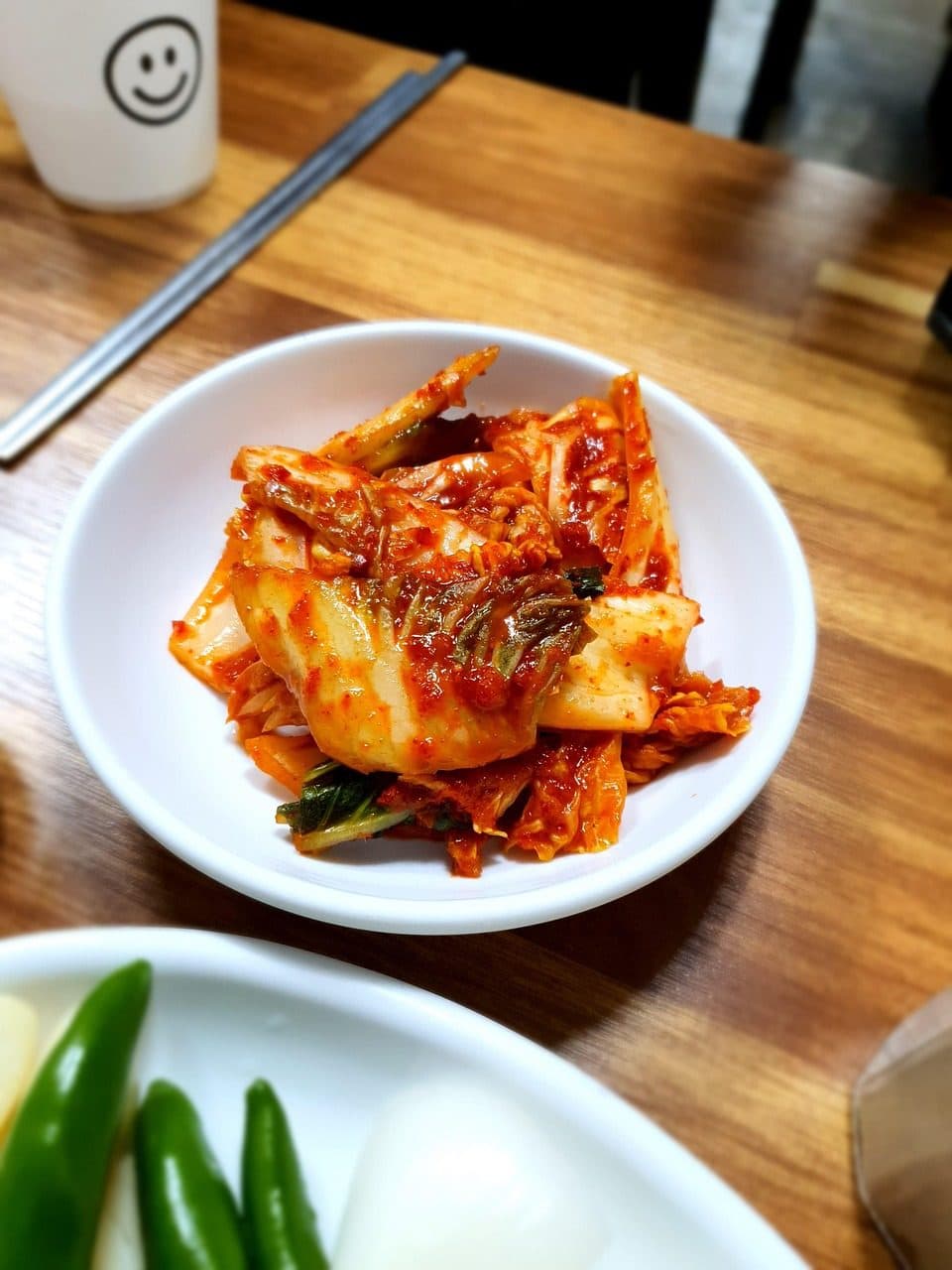 Prato com kimchi servido como acompanhamento em uma refeição coreana