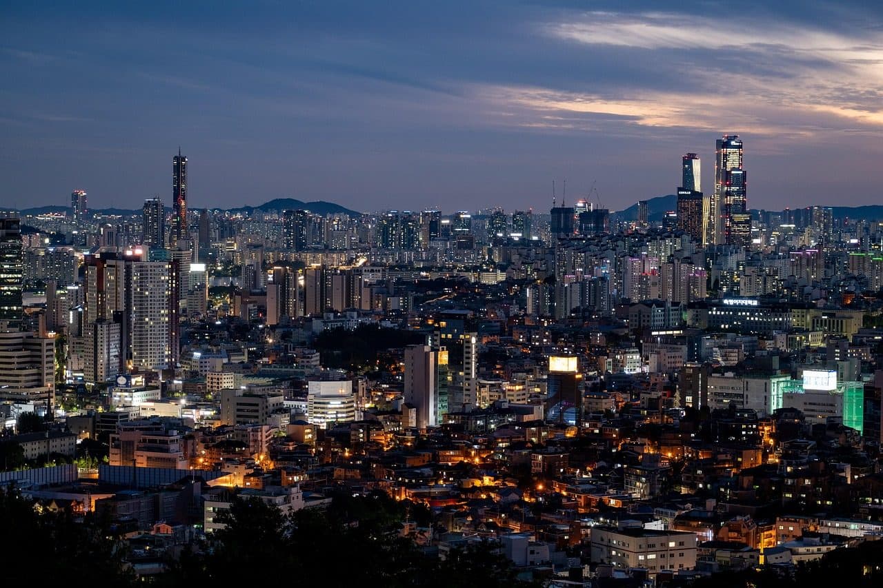 Vista noturna de Seul com arranha-céus e edifícios iluminados