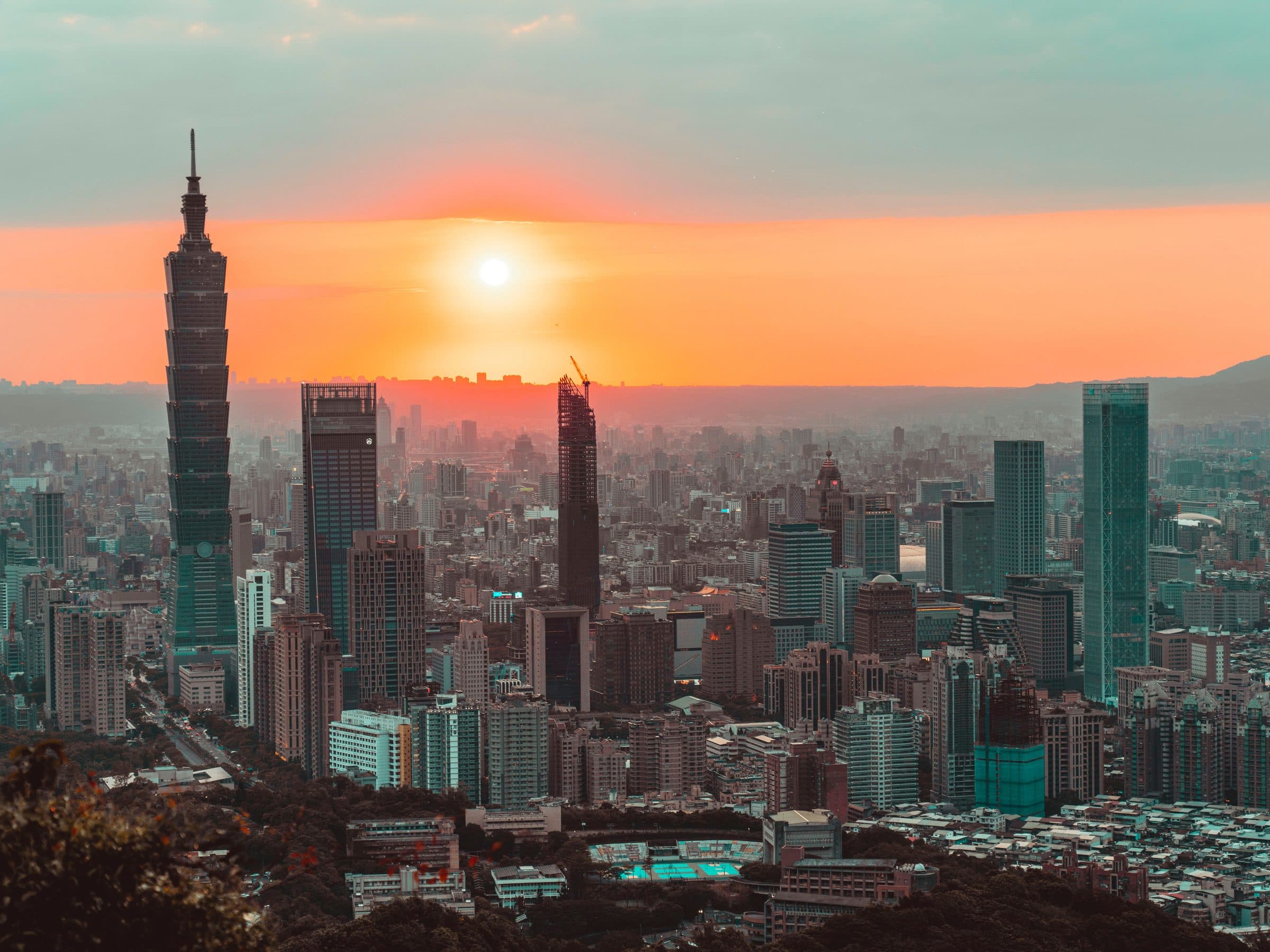 Vista da cidade de Taipei com o edifício Taipei 101 ao pôr do sol