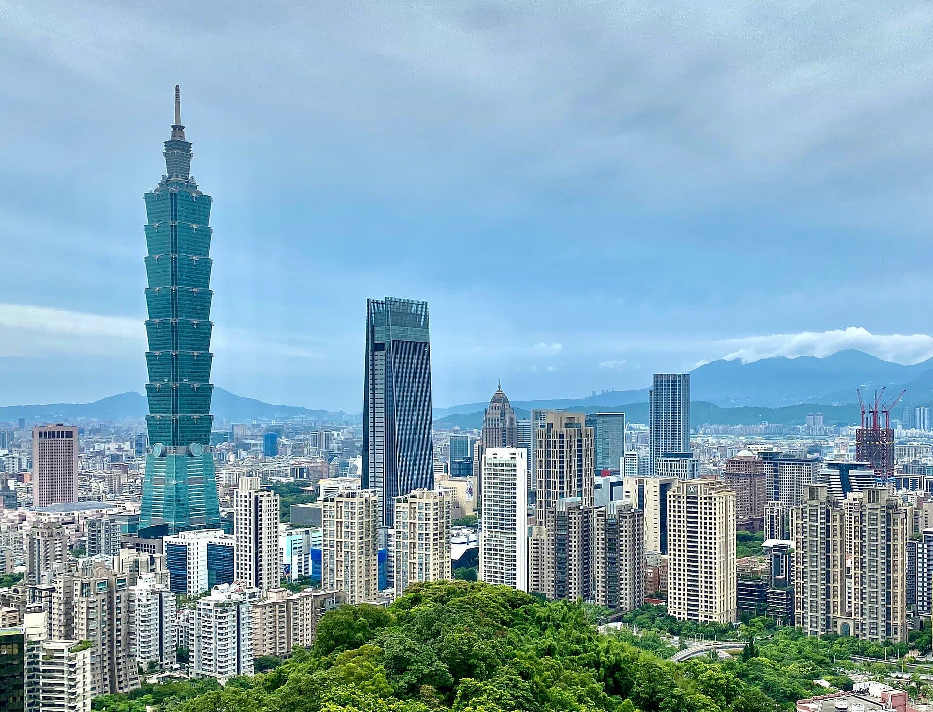 Vista panorâmica do horizonte urbano de Taipei, em Taiwan, com seus arranha-céus