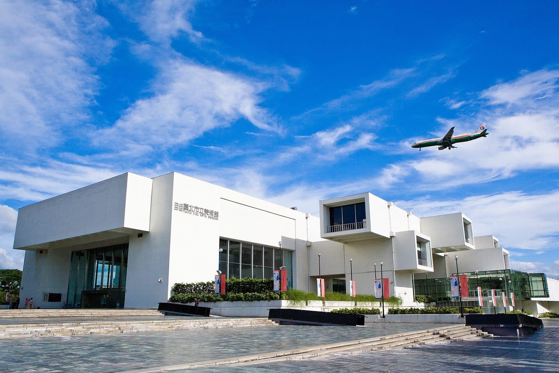 Avião da China Eastern sobrevoando o Taipei Fine Arts Museum