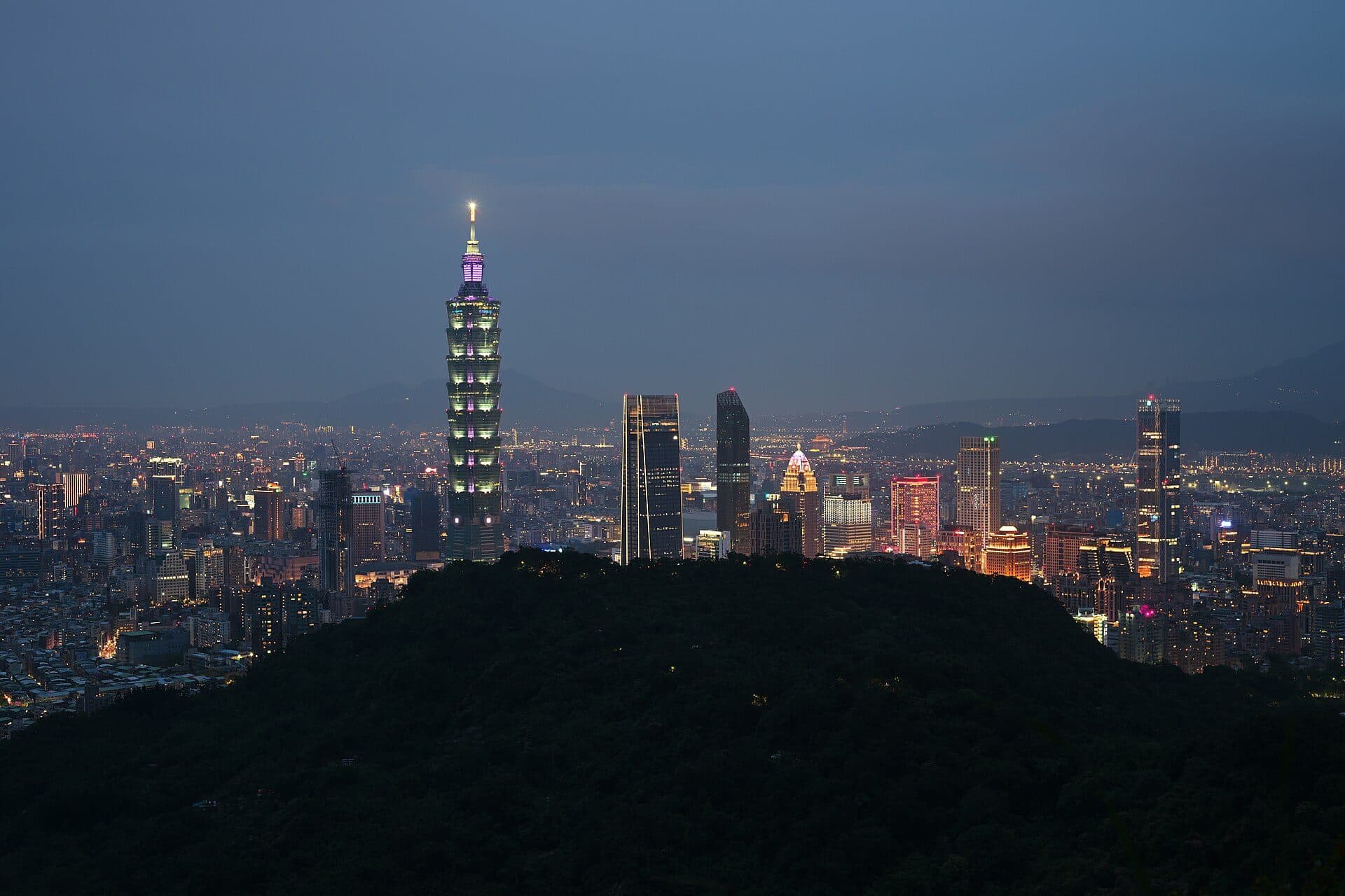 Vista noturna do horizonte urbano de Taipei a partir de Elephant Mountain