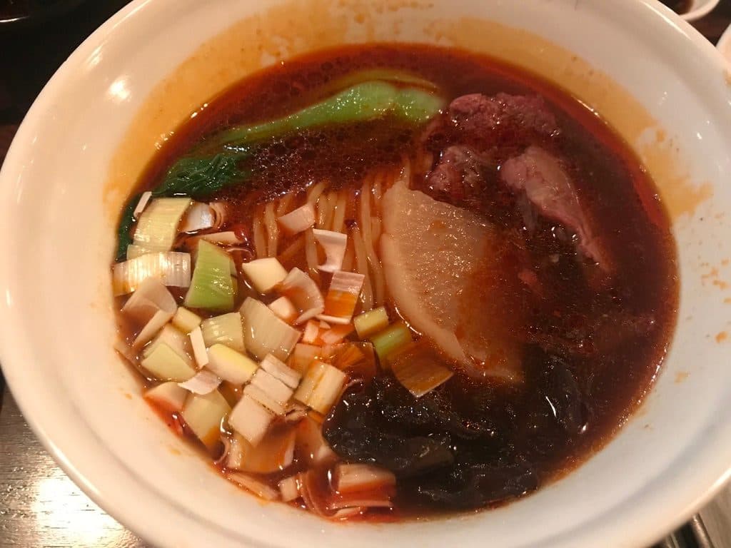 Tigela de niu rou mian, tradicional sopa de macarrão com carne bovina