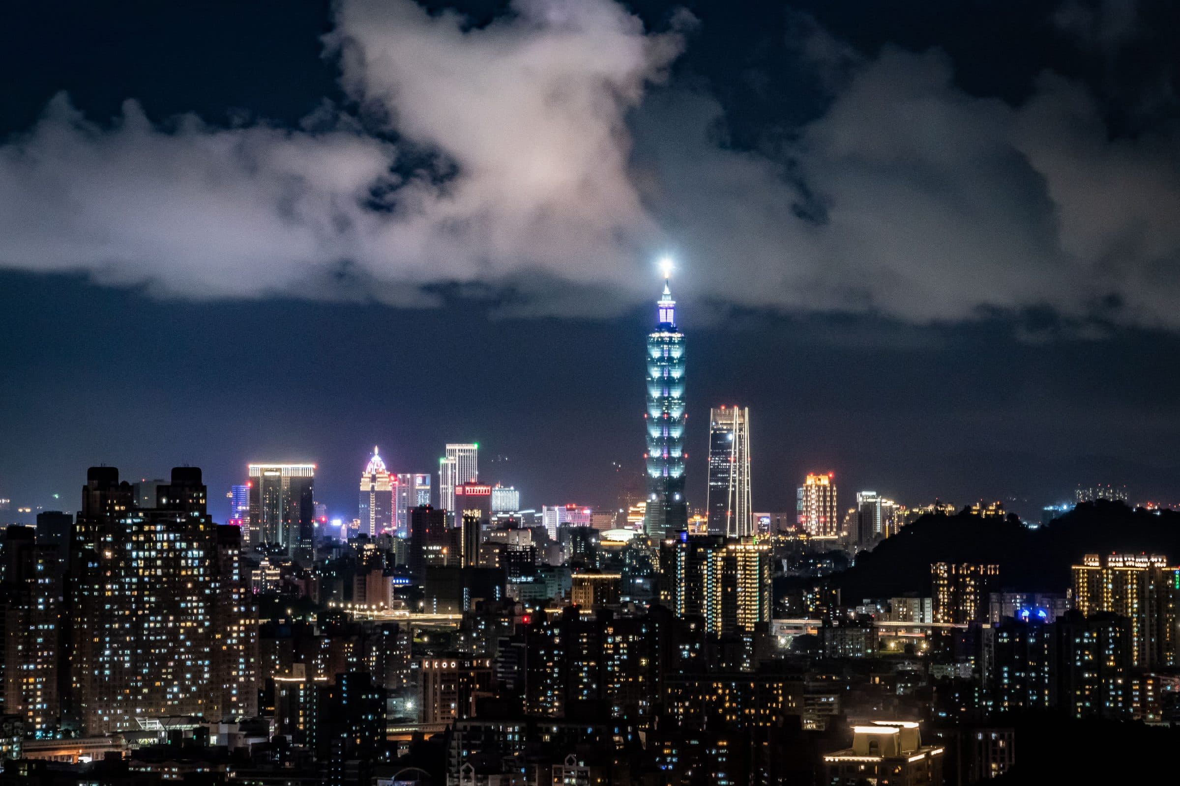 Vista noturna da cidade de Taipei com o edifício Taipei 101 iluminado