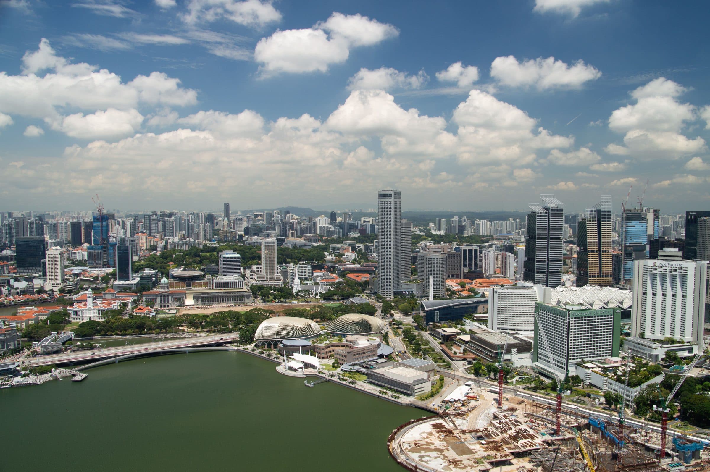 Vista aérea dos arranha-céus e da arquitetura moderna de Marina Bay em Singapura