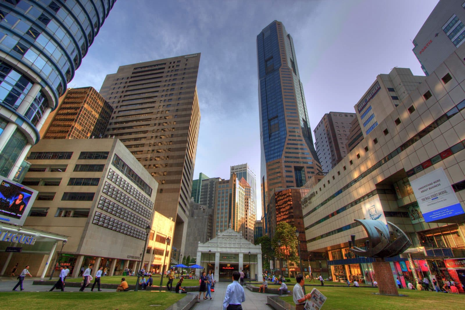 Vista dos arranha-céus e edifícios comerciais modernos em Raffles Place