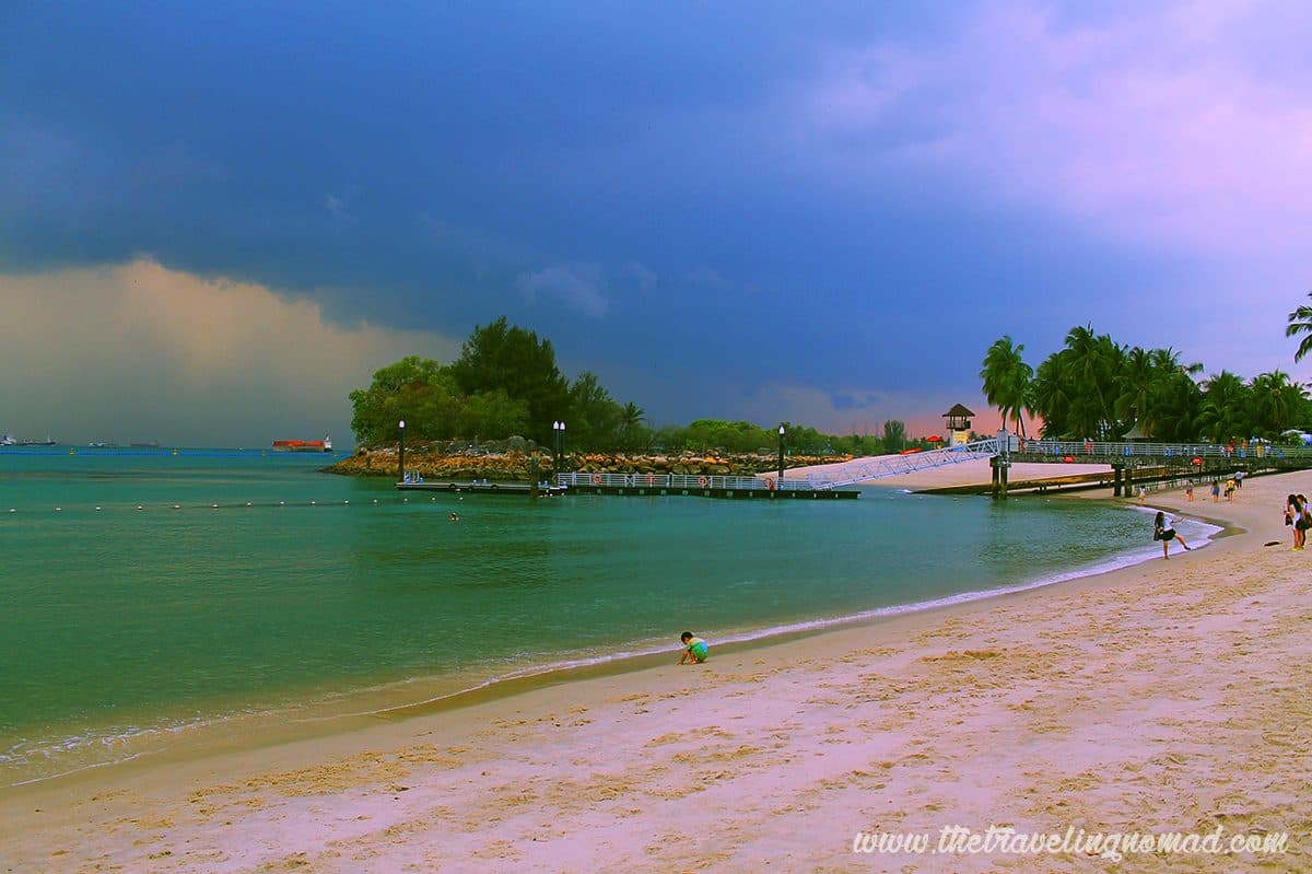 Vista da Siloso Beach na ilha de Sentosa em Singapura