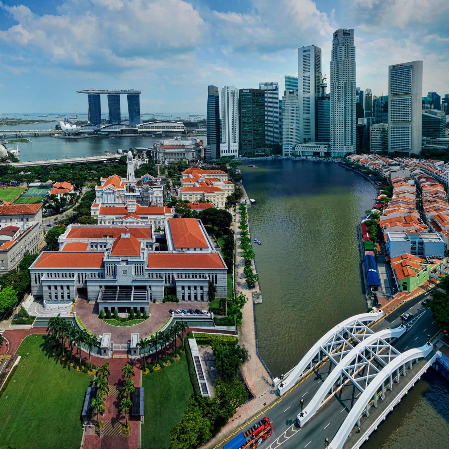 Vista do Singapore River e suas margens na área histórica