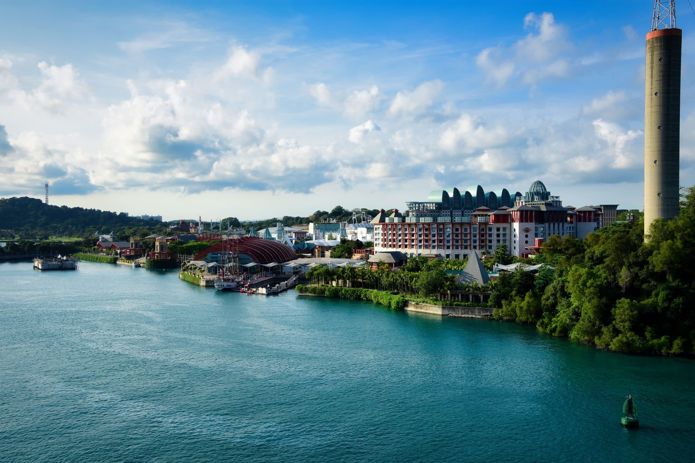 Vista de Sentosa Island em Singapura sob céu azul limpo