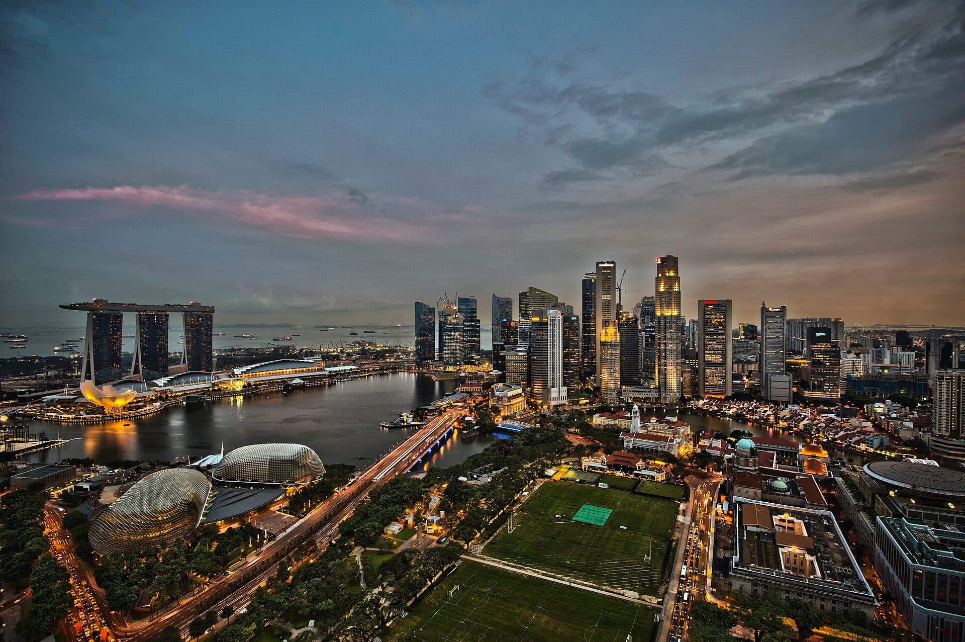 Vista panorâmica do horizonte urbano de Singapura ao entardecer