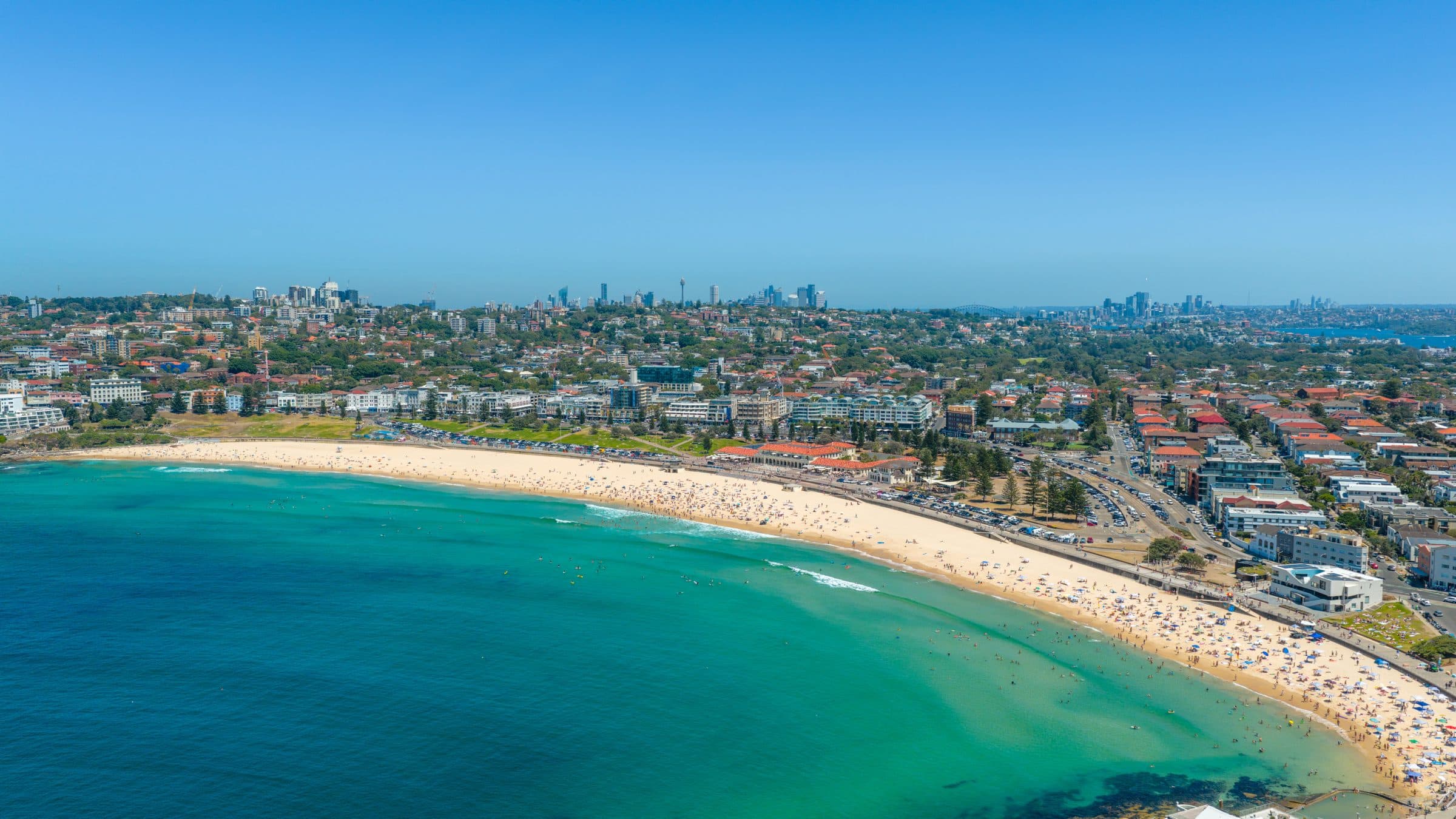 Vista aérea da praia de Bondi Beach em Sydney sob céu azul limpo