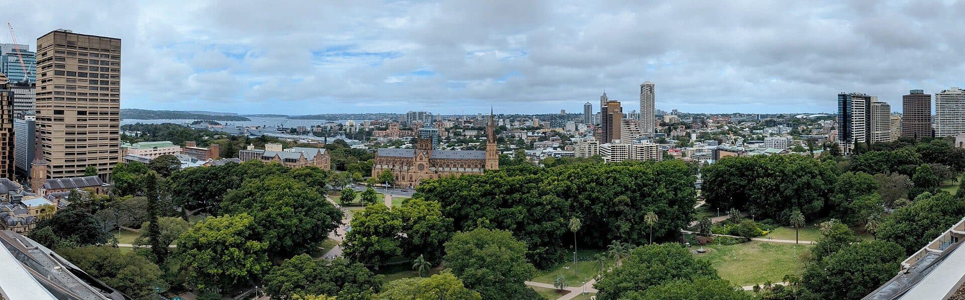 Vista do Hyde Park em Sydney a partir do deck da piscina do Sheraton Grand