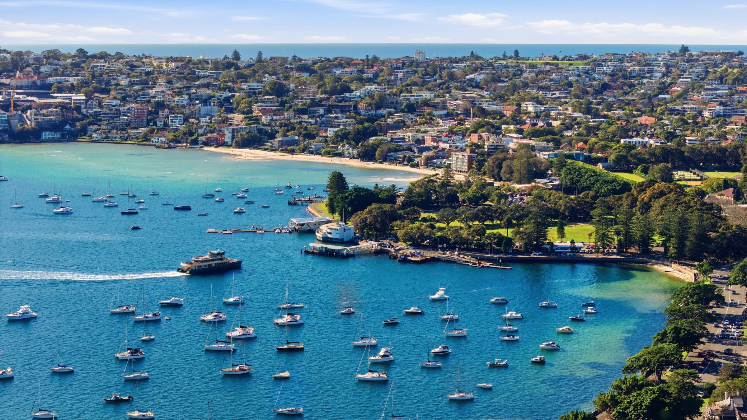 Vista aérea da Praia de Manly em Sydney com barcos e paisagem costeira