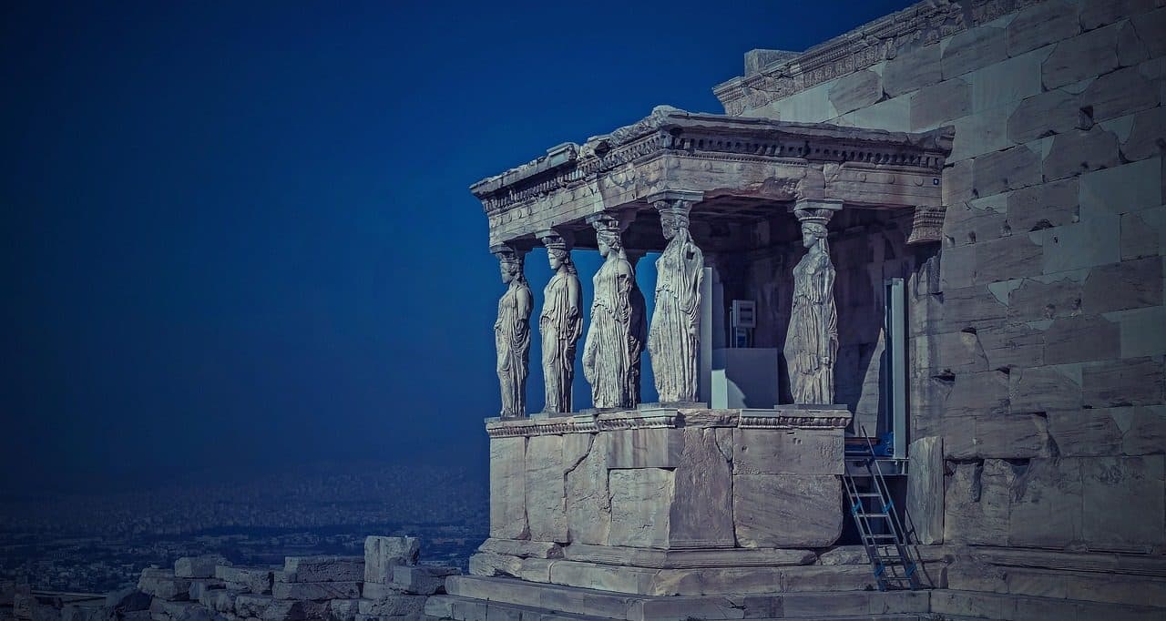 Ruínas do templo Erecteion com suas estátuas na Acrópole de Atenas