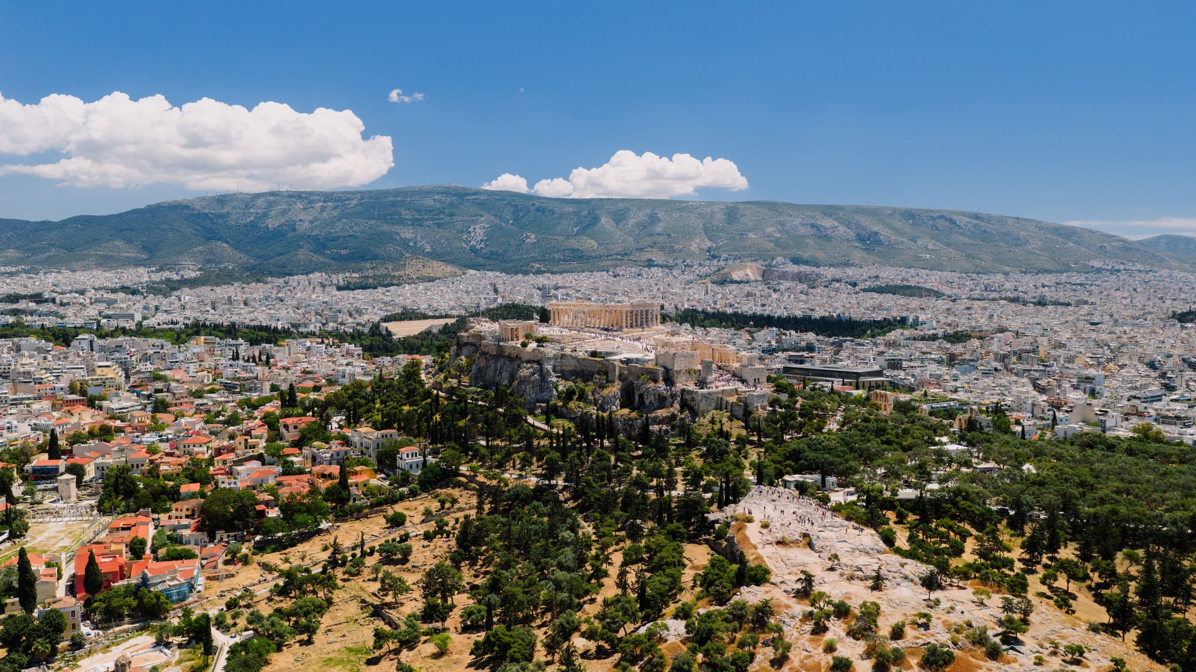 Vista aérea da Acrópole em meio à paisagem urbana de Atenas, na Grécia