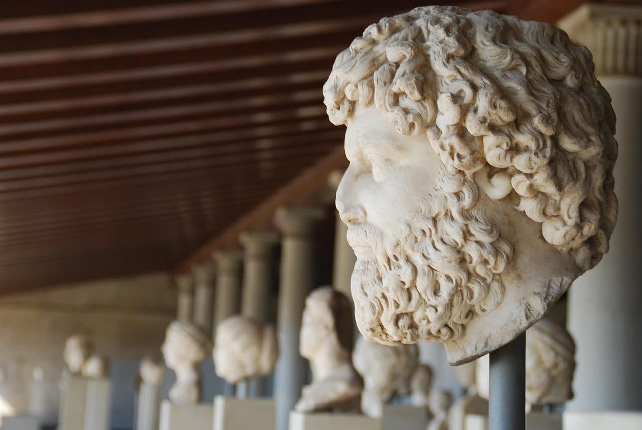Escultura e coluna antigas em Atenas, na Grécia