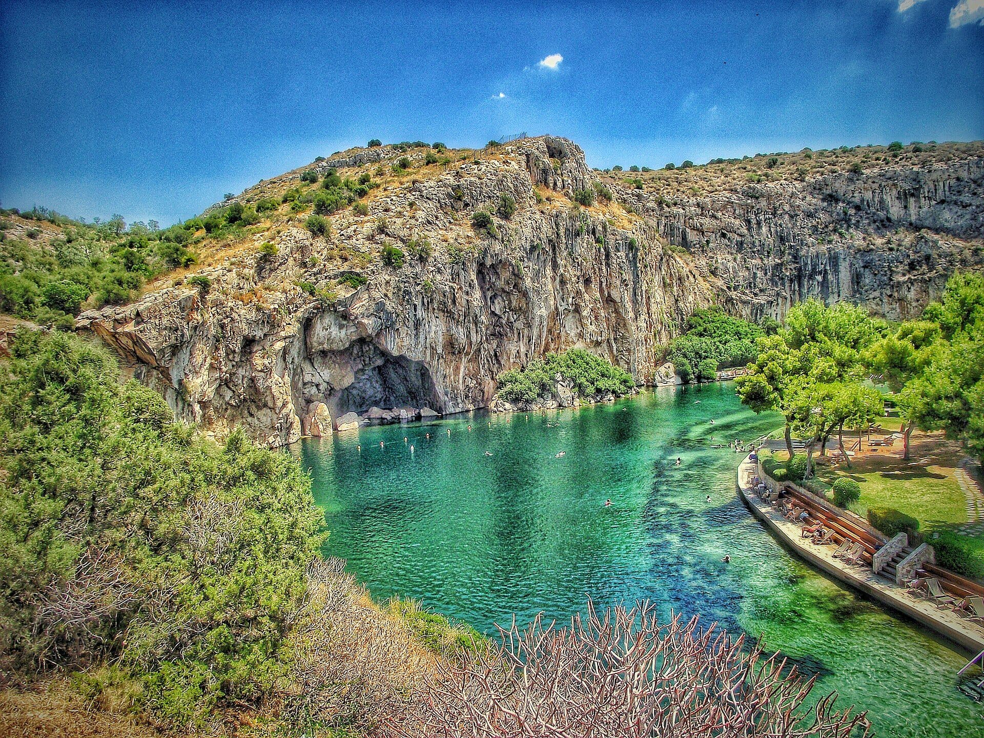 Vista panorâmica das águas do lago Vouliagmeni