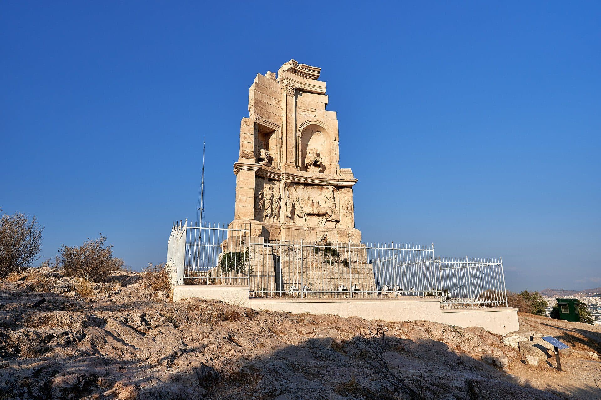 Vista das ruínas do Monumento de Filopapo em Atenas