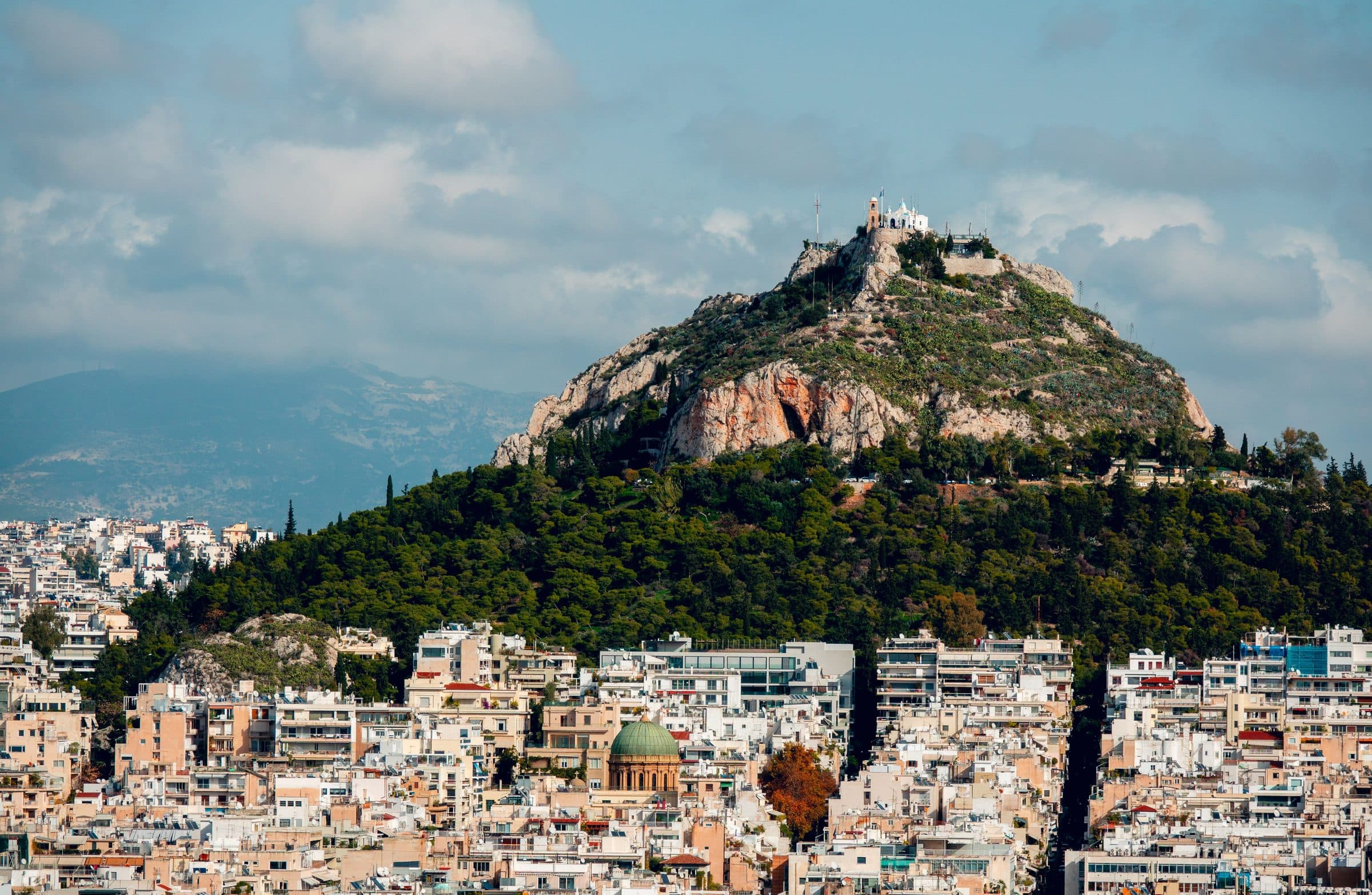 Vista aérea do Mount Lycabettus com a paisagem urbana de Atenas sob céu azul