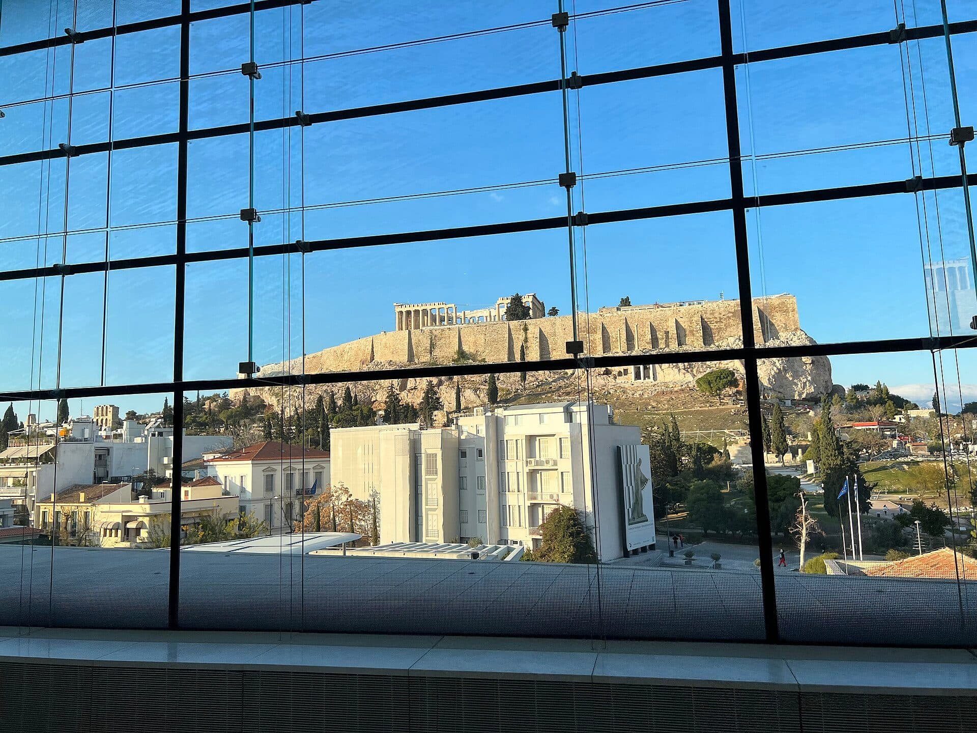 Museu da Acrópole em Atenas com vista para a Acrópole