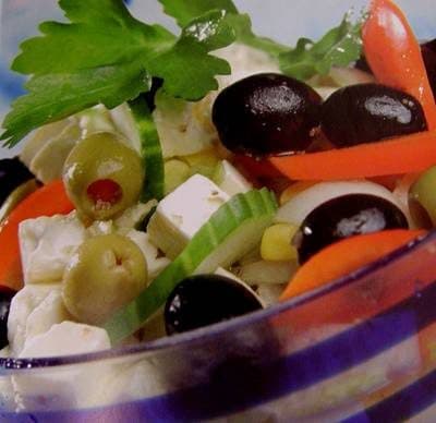 Prato de salada grega tradicional com vegetais frescos e queijo