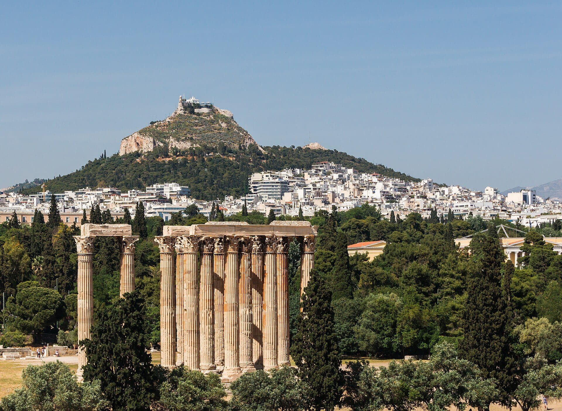 Vista a partir do Templo de Zeus Olímpico em direção ao Monte Lycabettus em Atenas
