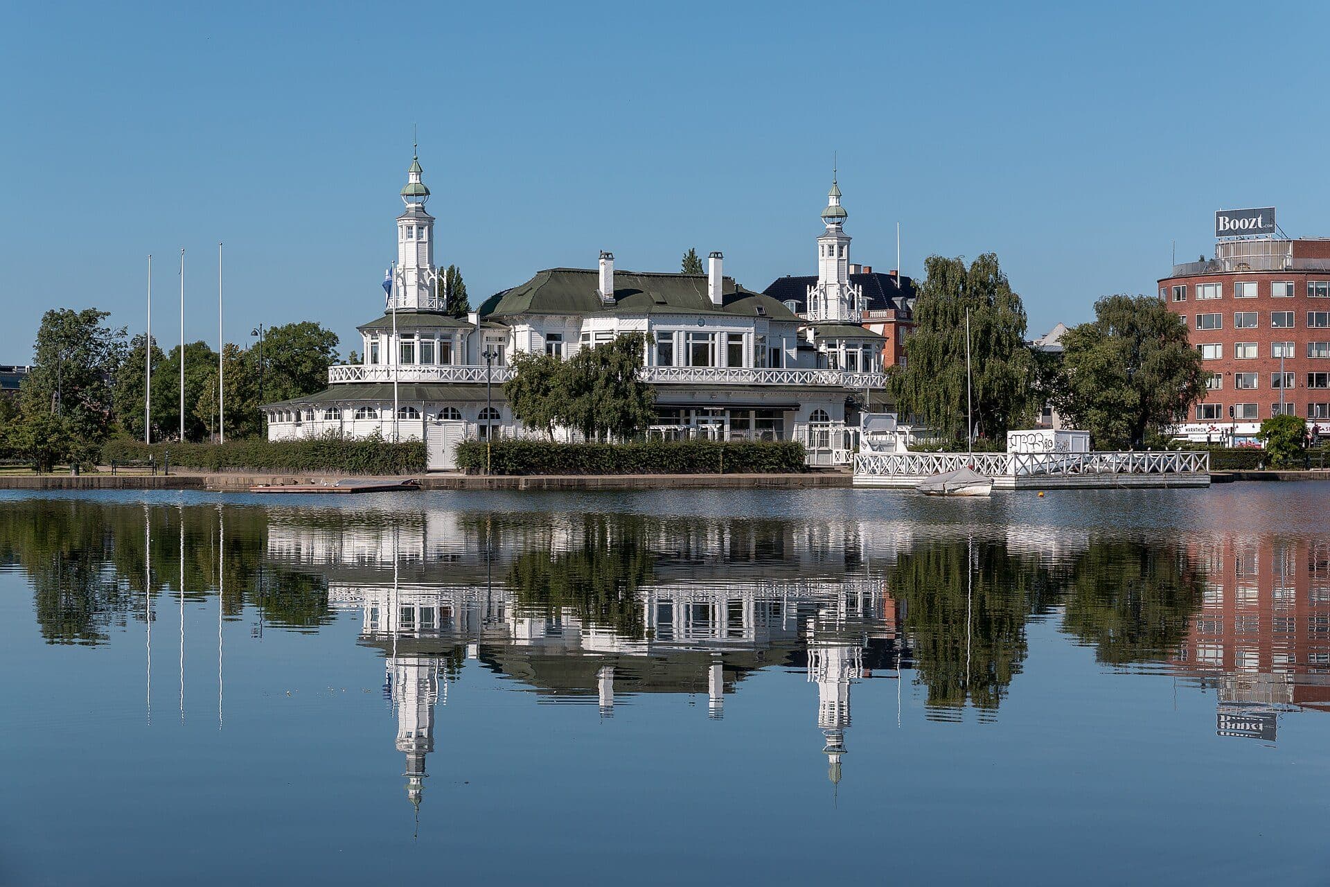 Vista do edifício Søpavillonen junto ao lago Peblinge em Copenhague