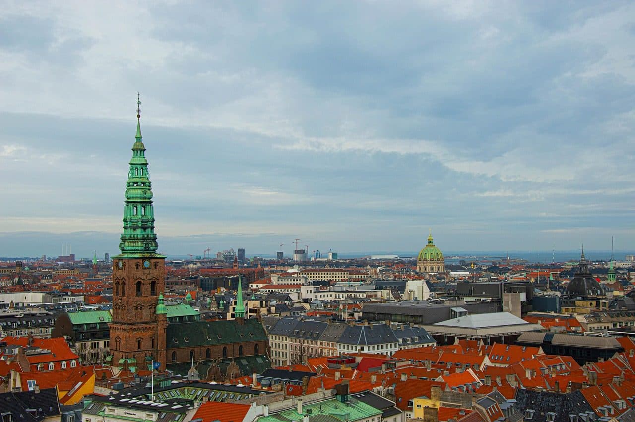Vista da arquitetura urbana da cidade de Copenhague, capital da Dinamarca