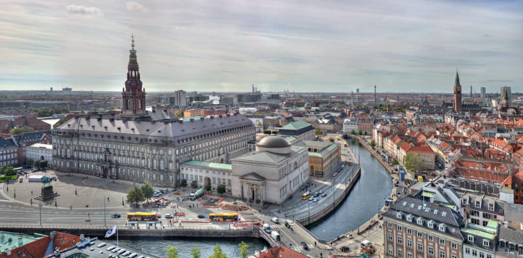 Vista do Palácio de Christiansborg a partir da Nikolaj Kirken