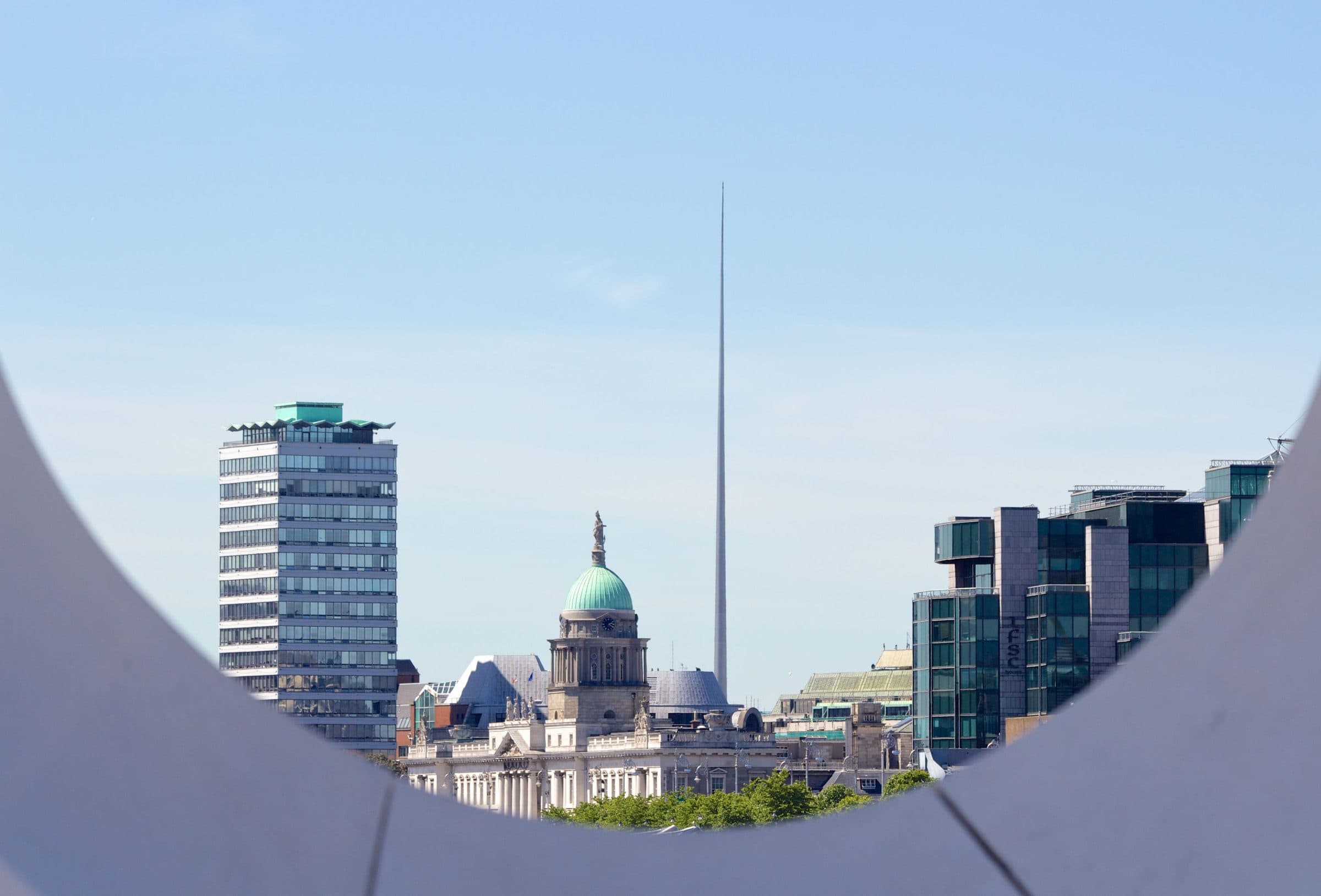 Vista da paisagem urbana de Dublin com The Spire e o histórico Custom House
