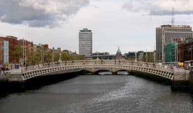 Vista do Rio Liffey cortando a região leste de Dublin