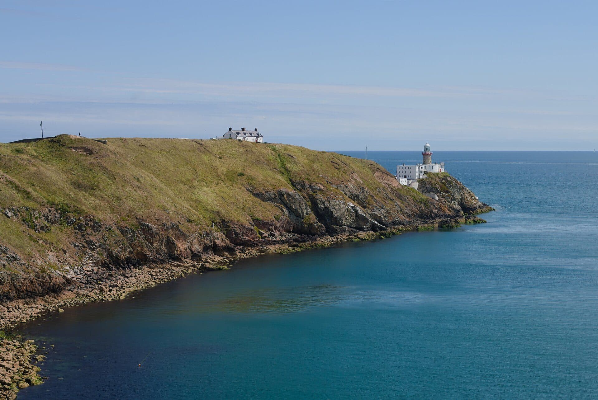 Vista do Baily Lighthouse a partir da trilha Howth Cliff Walk