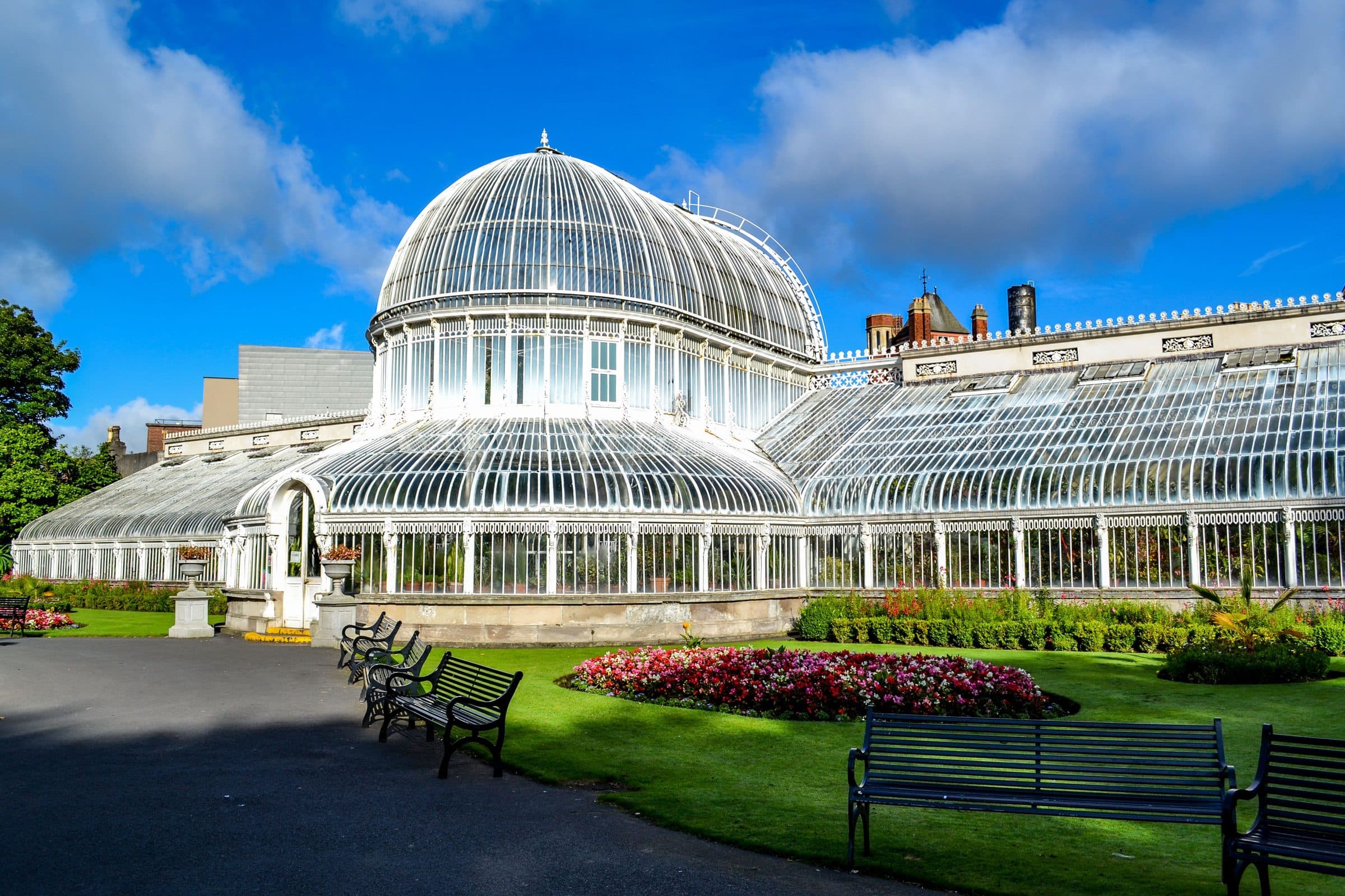 Vista externa da Palm House com arquitetura vitoriana no Belfast Botanic Gardens