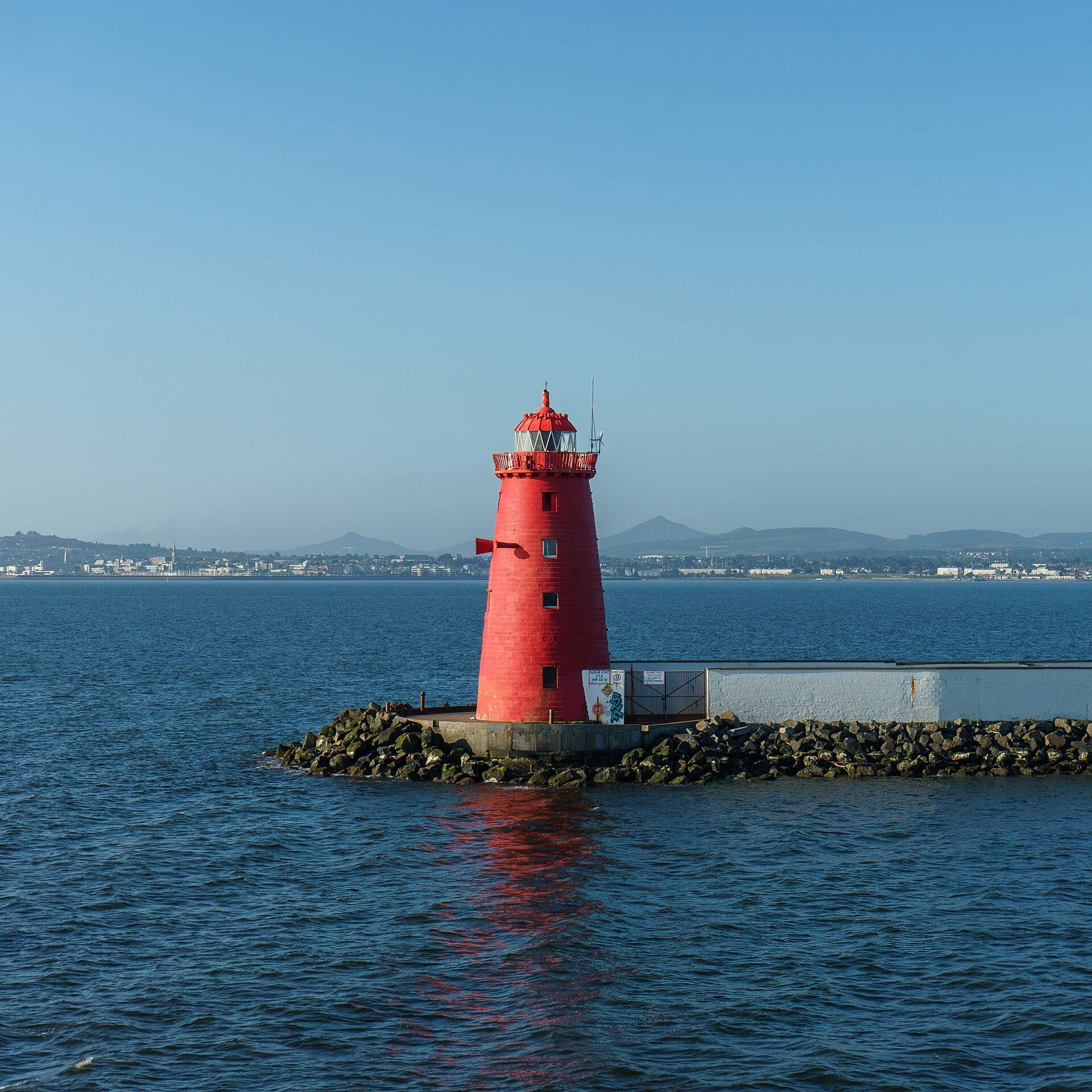 Vista do Farol de Poolbeg a partir do mar