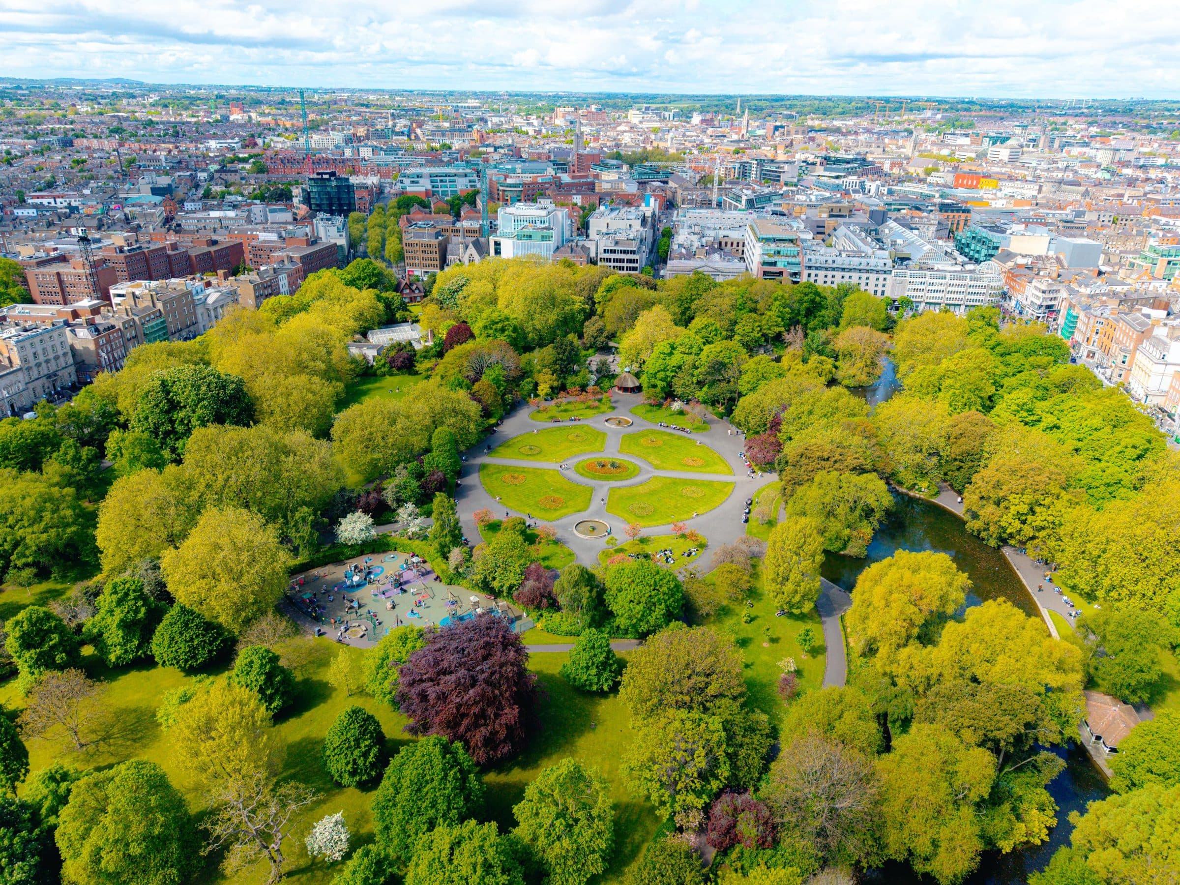 Vista aérea do parque St. Stephen's Green em meio à paisagem urbana de Dublin