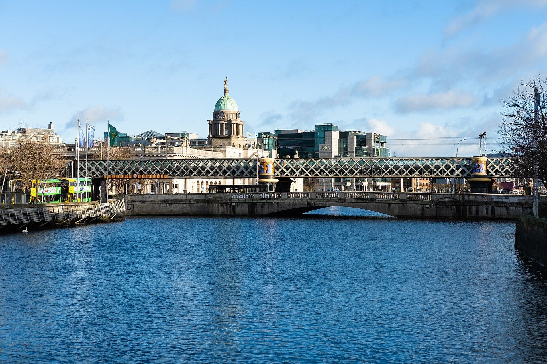 Vista do Rio Liffey com as pontes Butt Bridge e Loopline Bridge