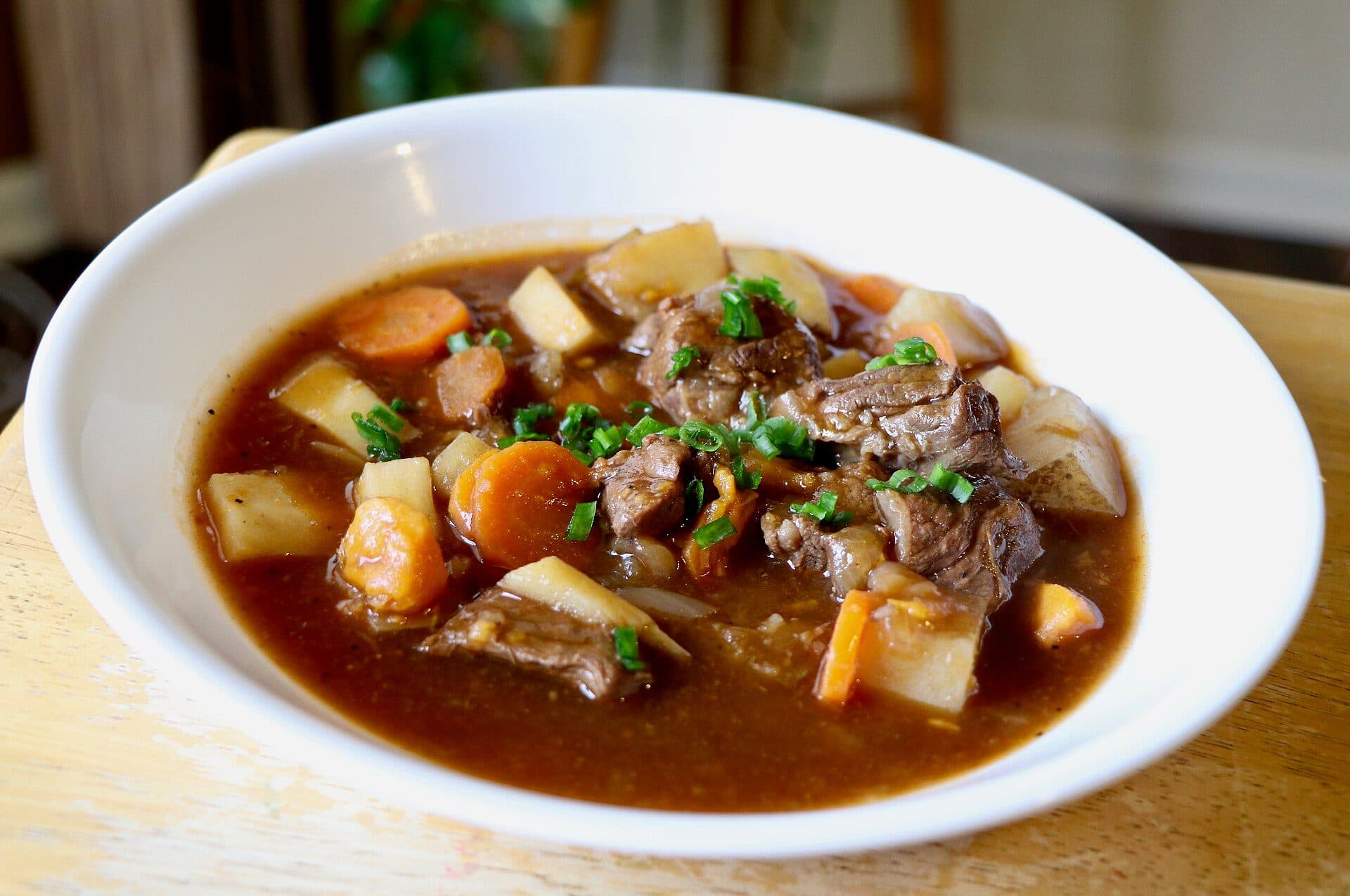 Prato com ensopado tradicional irlandês de carne bovina e legumes