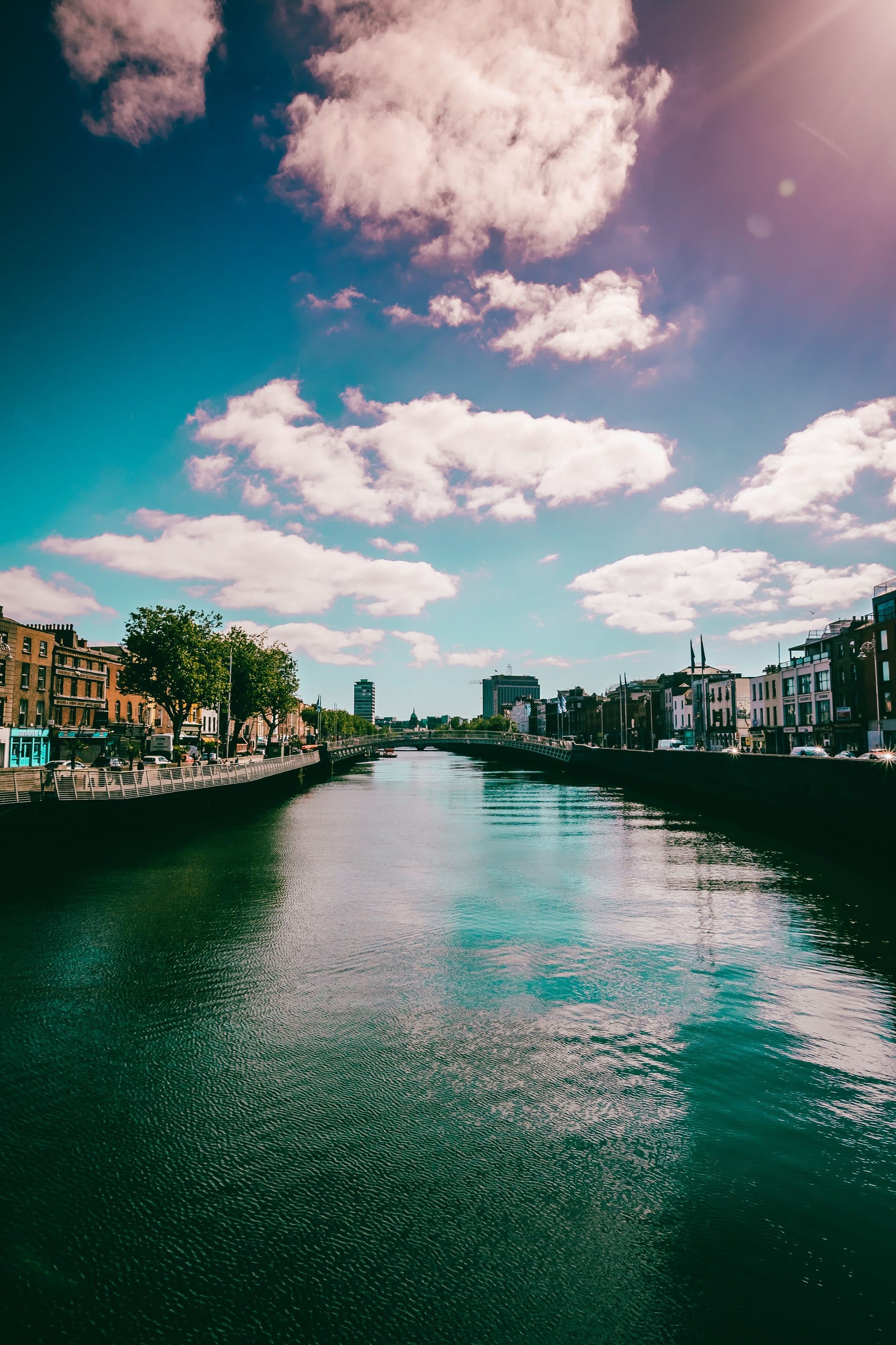 Vista do rio com a paisagem urbana de Dublin refletida na água