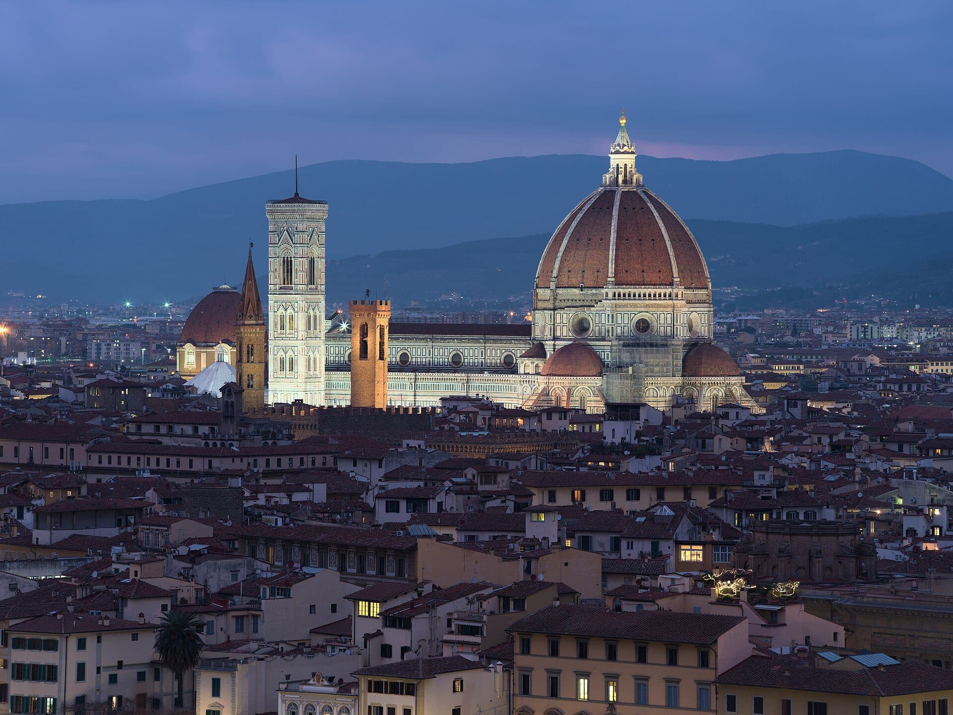 Vista noturna da Catedral de Florença a partir da Piazzale Michelangelo