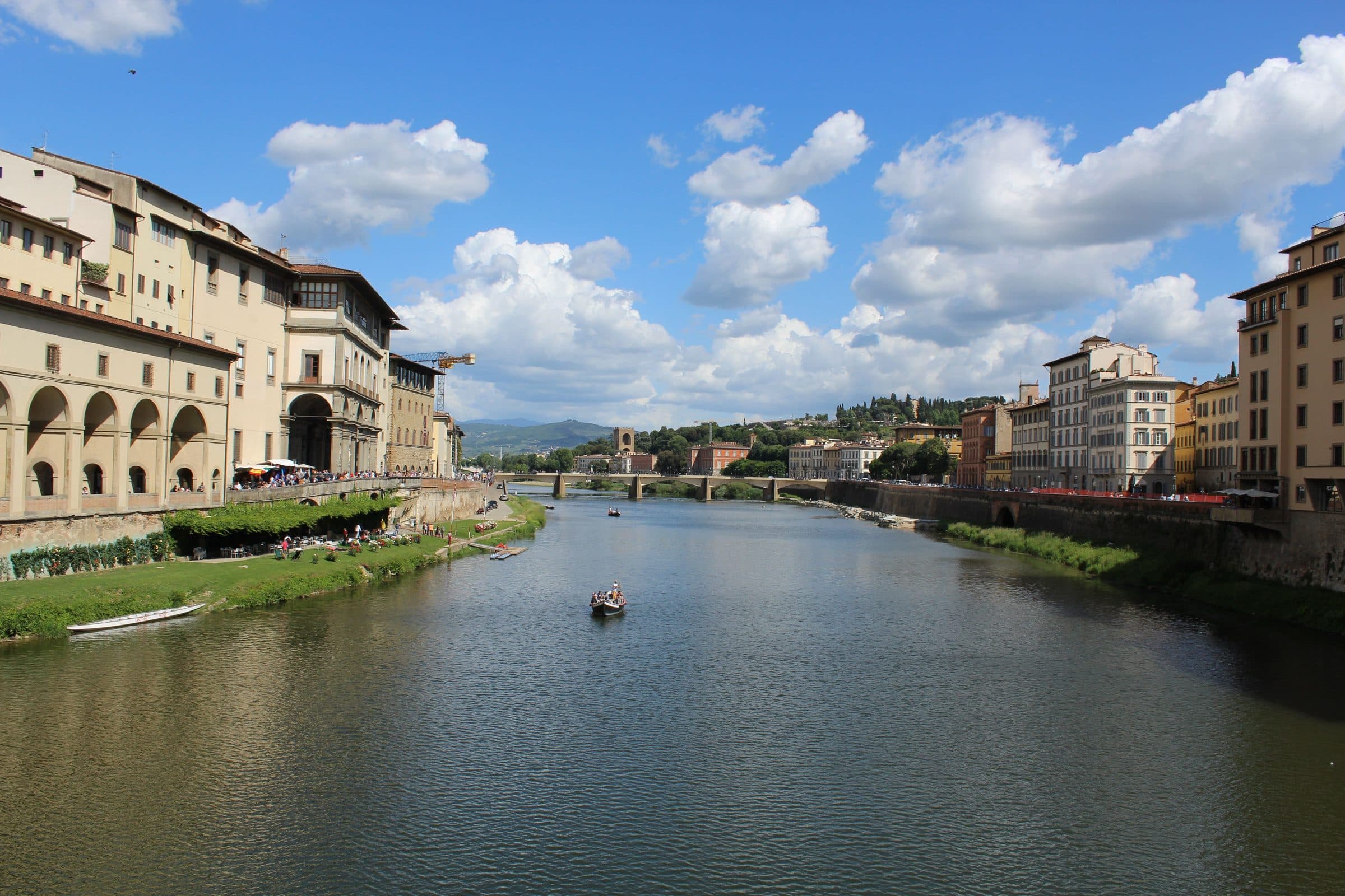 Rio Arno passando pelo centro de Florença, na Itália, sob céu azul