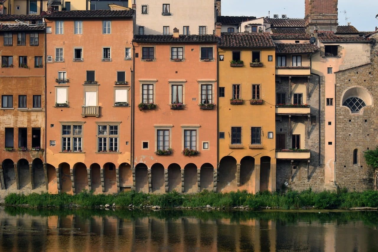 Edifícios históricos de Florença refletidos nas águas do Rio Arno
