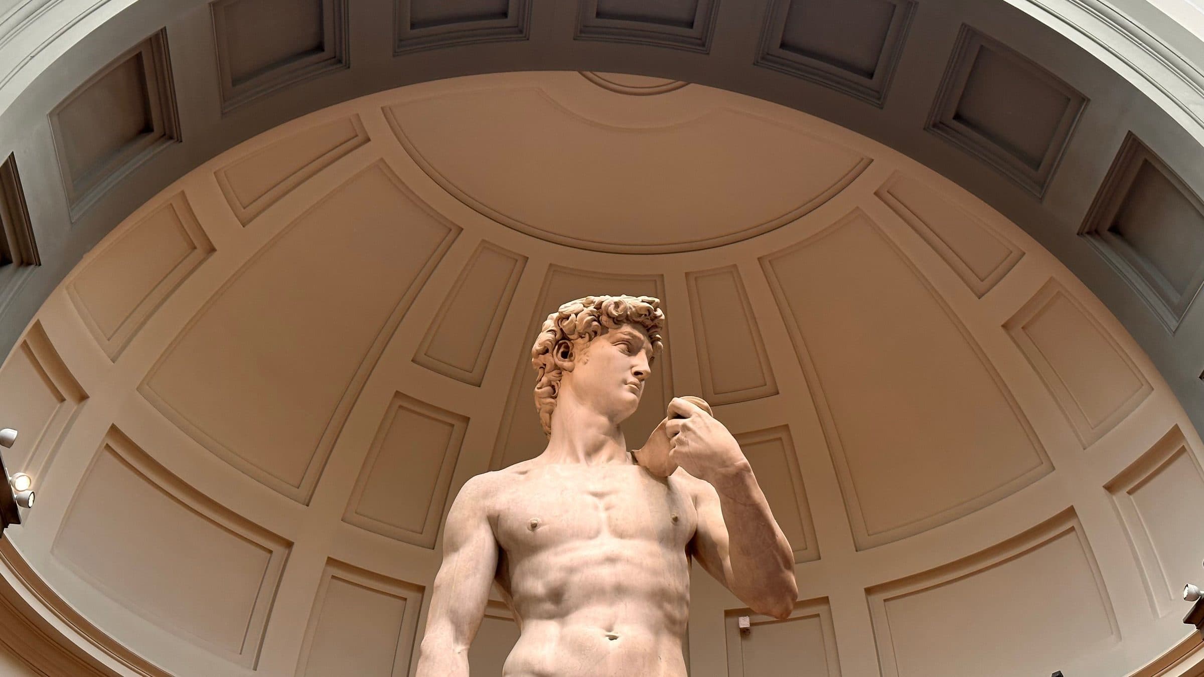 Estátua de David de Michelangelo vista de baixo sob a cúpula do museu em Florença