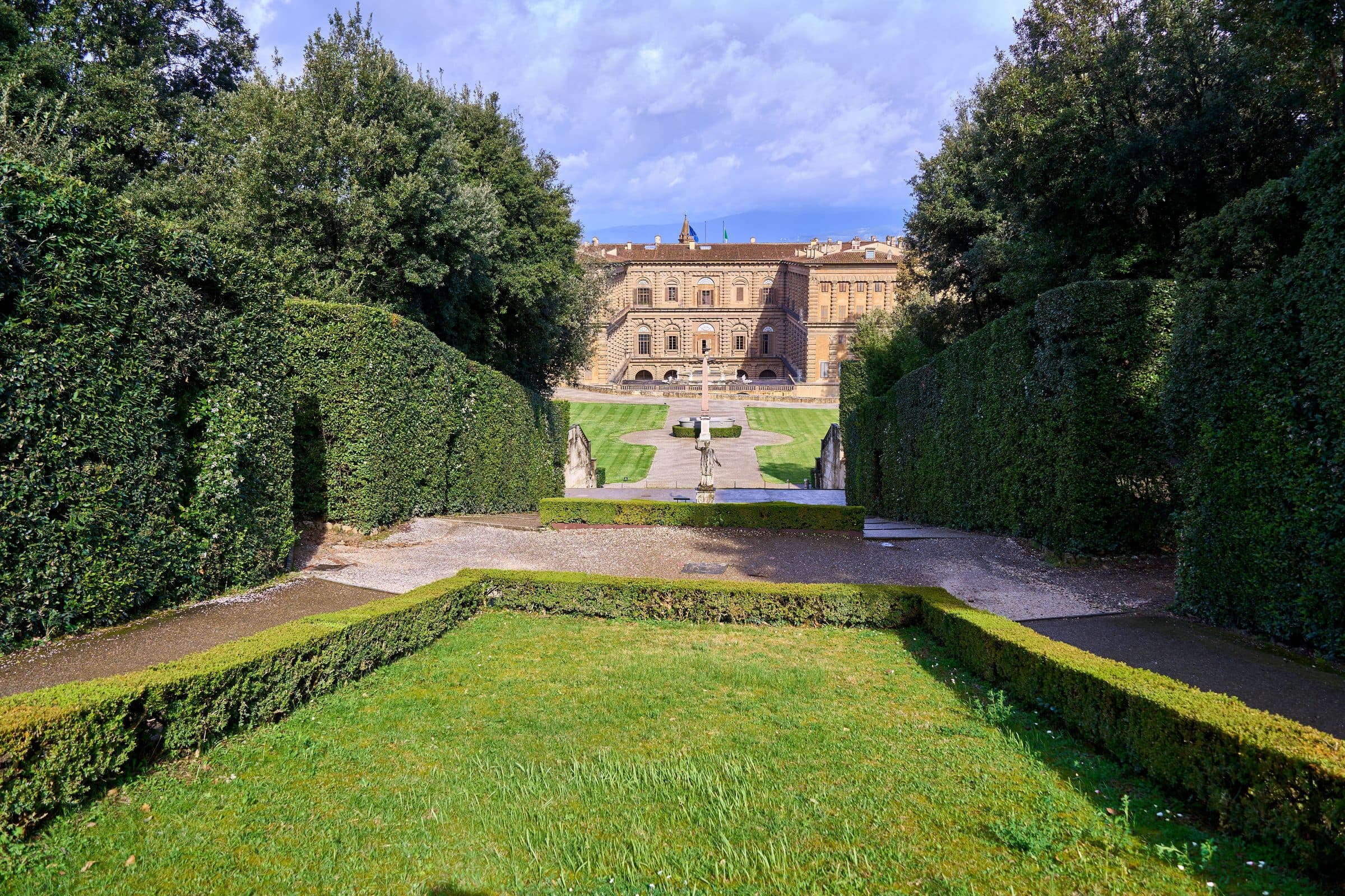 Vista do Jardim de Boboli com palácio histórico e áreas verdes em Florença
