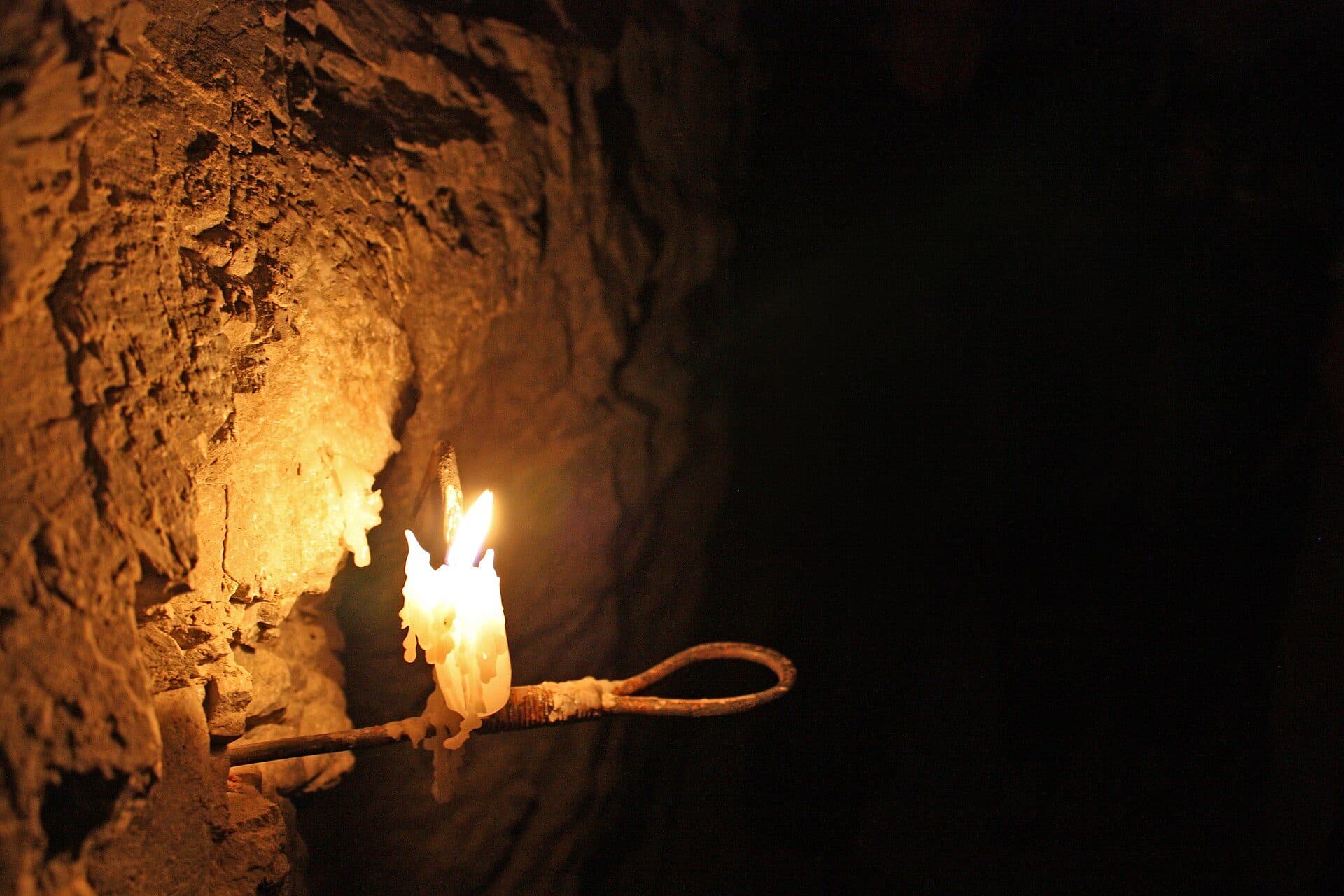 Interior de mina de ouro iluminado por luz de velas