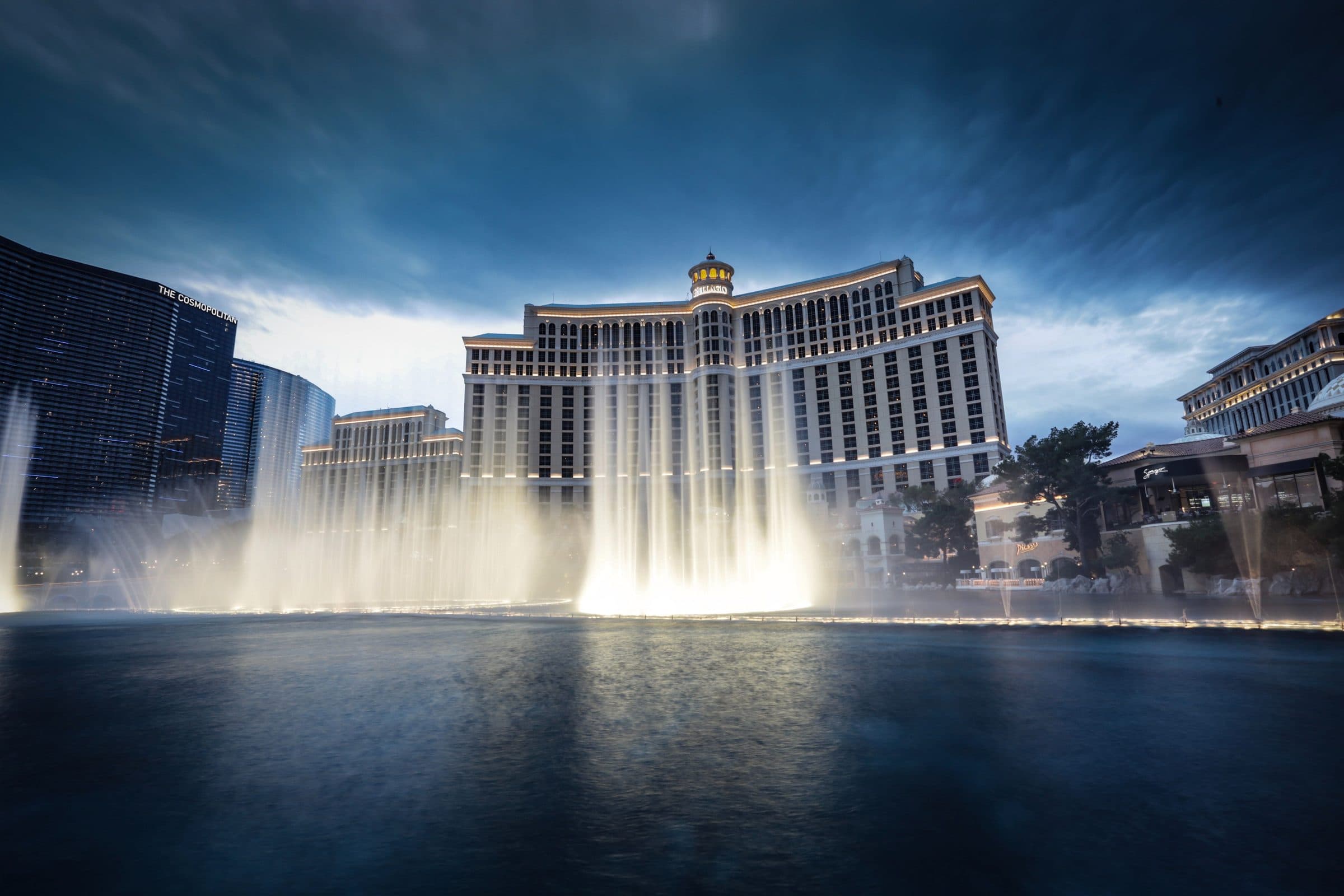 Fonte do Bellagio com o horizonte de Las Vegas ao entardecer