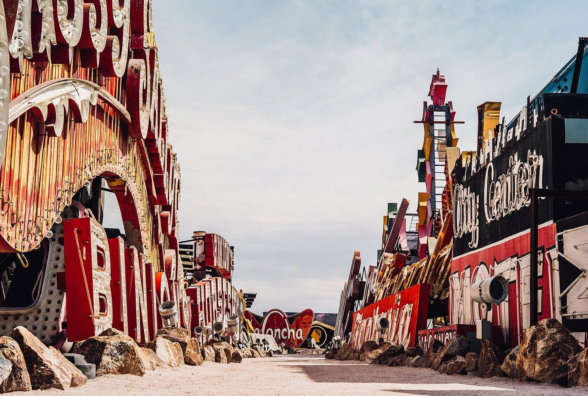 Letreiros luminosos antigos expostos no Neon Boneyard em Las Vegas