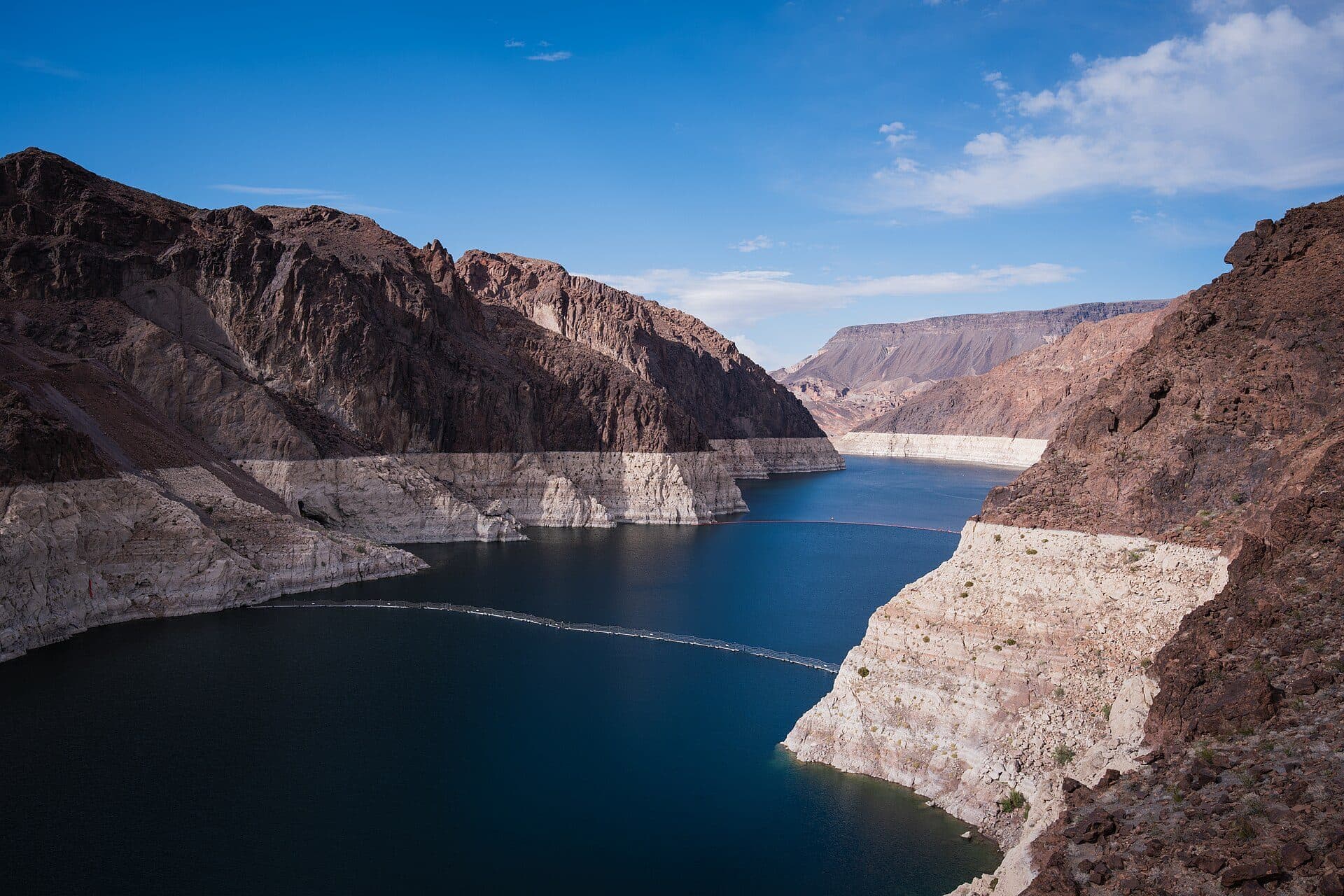 Vista do Lake Mead com marcas de nível da água nas encostas do Black Canyon, acima da Hoover Dam