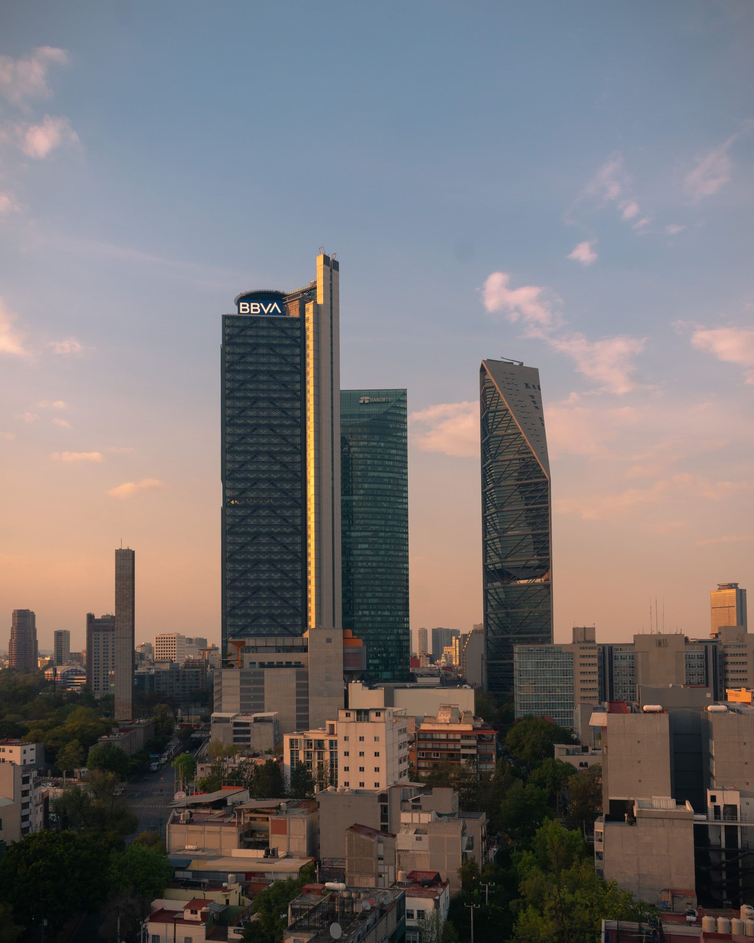 Vista de arranha-céus na Cidade do México ao pôr do sol com a Torre Reforma e a Torre BBVA