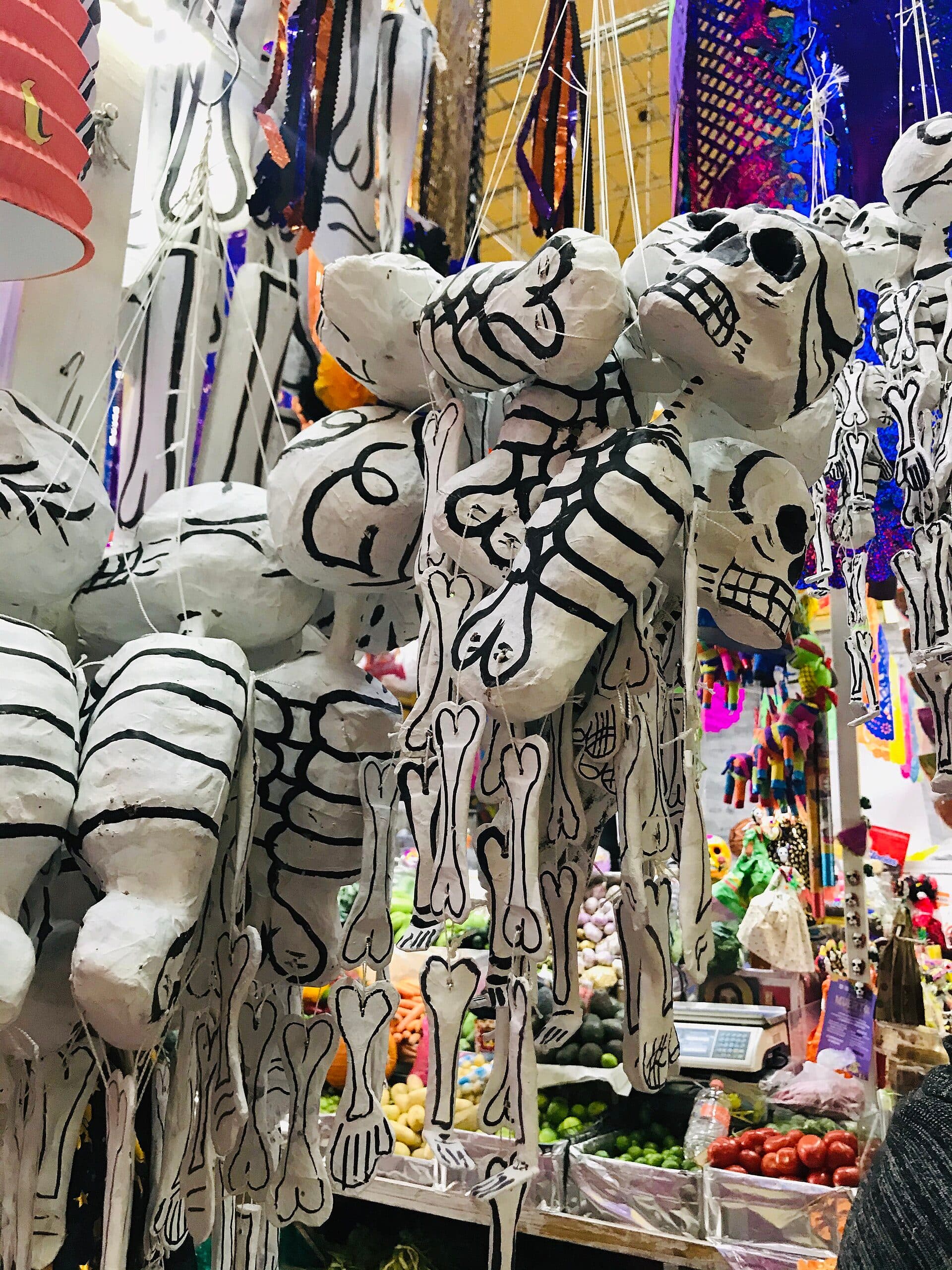 Interior do Mercado de Coyoacán decorado para o Dia dos Mortos